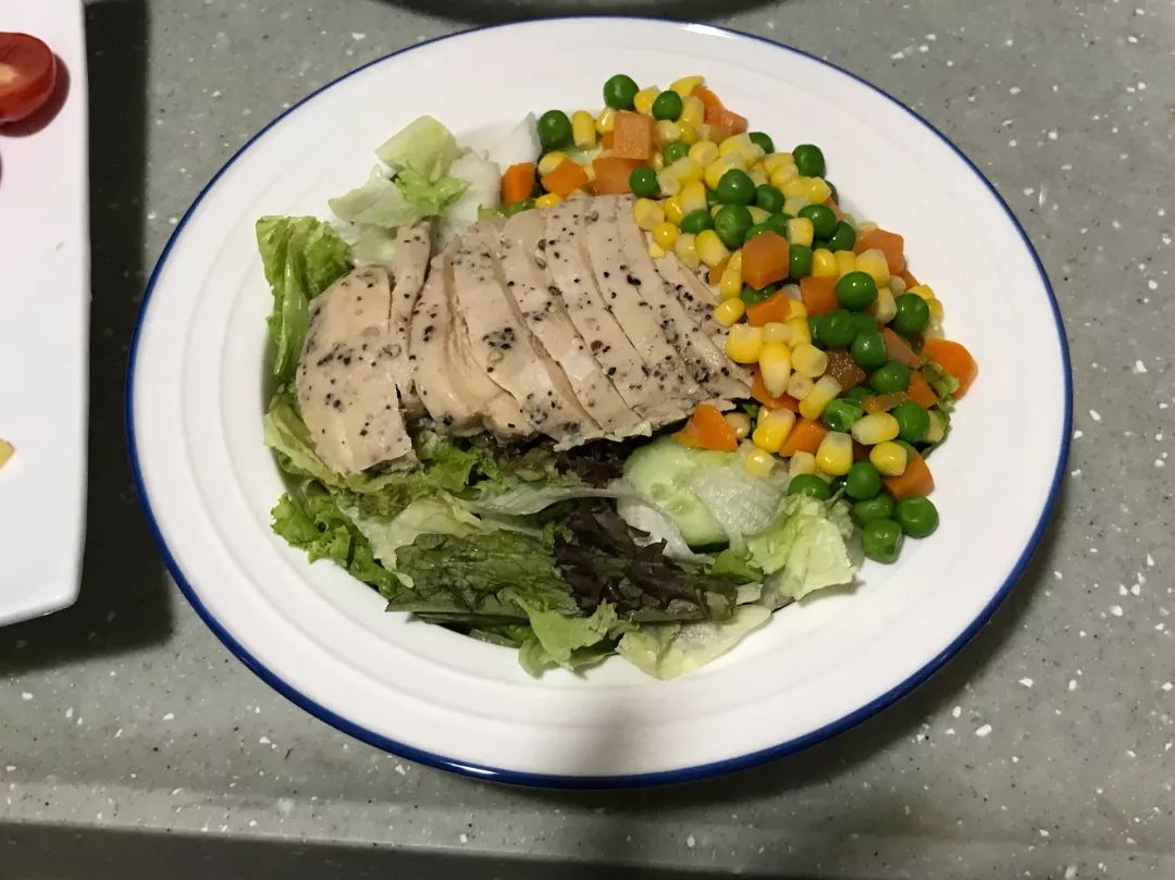 MyrnaTownevj's tweet photo. Una ensalada fresca de espinacas, pechuga de pollo a la parrilla, aguacate y tomates cherry, ideal para una cena ligera y nutritiva en tu ruta de pérdida de grasa.， https://t.co/rlNNGOMBJE