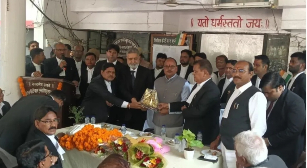 NayaLook's tweet photo. सिविल कोर्ट परिसर में प्रशासनिक न्यायमूर्ति एवं इलाहाबाद हाईकोर्ट के न्यायमूर्ति प्रवीण कुमार गिरि आज महराजगंज पहुंचे।
#Maharajganj #PraveenKumarGiri #AllahabadHighCourt #MaharajganjNews #CivilCourt #BarAssociation #BarAndBench #Advocate 
https://t.co/TBebOlFgAo https://t.co/00QFD7cKMn