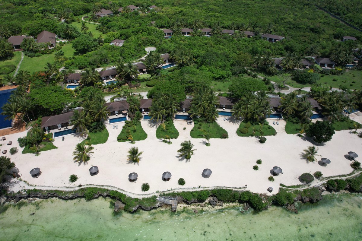 MiradasViajeras's tweet photo. 🌴 Zanzíbar también invita a bajar el ritmo.

Desde The Residence Zanzibar descubrimos una isla marcada por las mareas, los pescadores y la naturaleza, con villas entre jardines y una playa que cambia por completo a lo largo del día🌊🇹🇿

#MiradasViajeras https://t.co/HcNvIe8AND