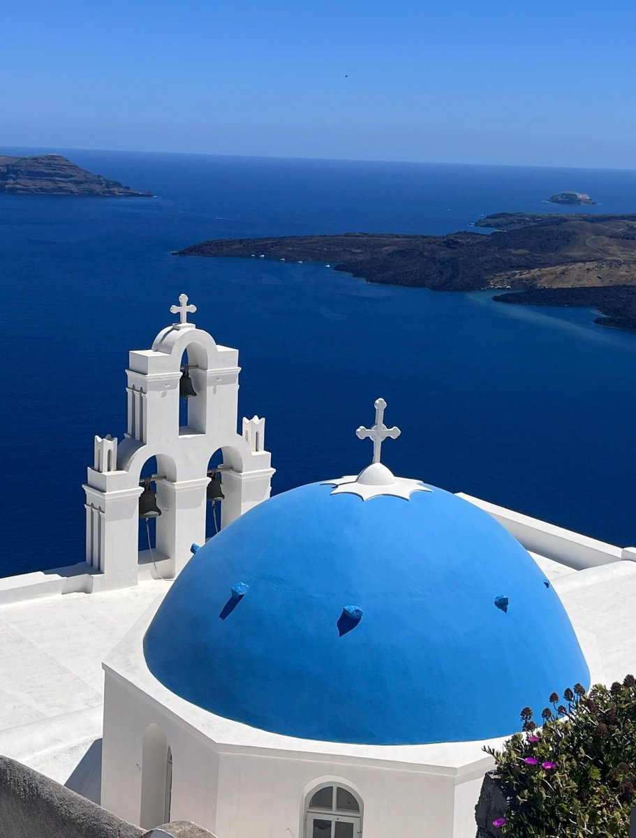 ariet087776's tweet photo. Just caught the golden hour glow at Santorini’s Oia cliffs—white-washed homes blending with the amber sea, and this tiny seaside café where the baklava tastes like sunshine. Worth every early morning wake-up! https://t.co/Hqm9HLs5BA