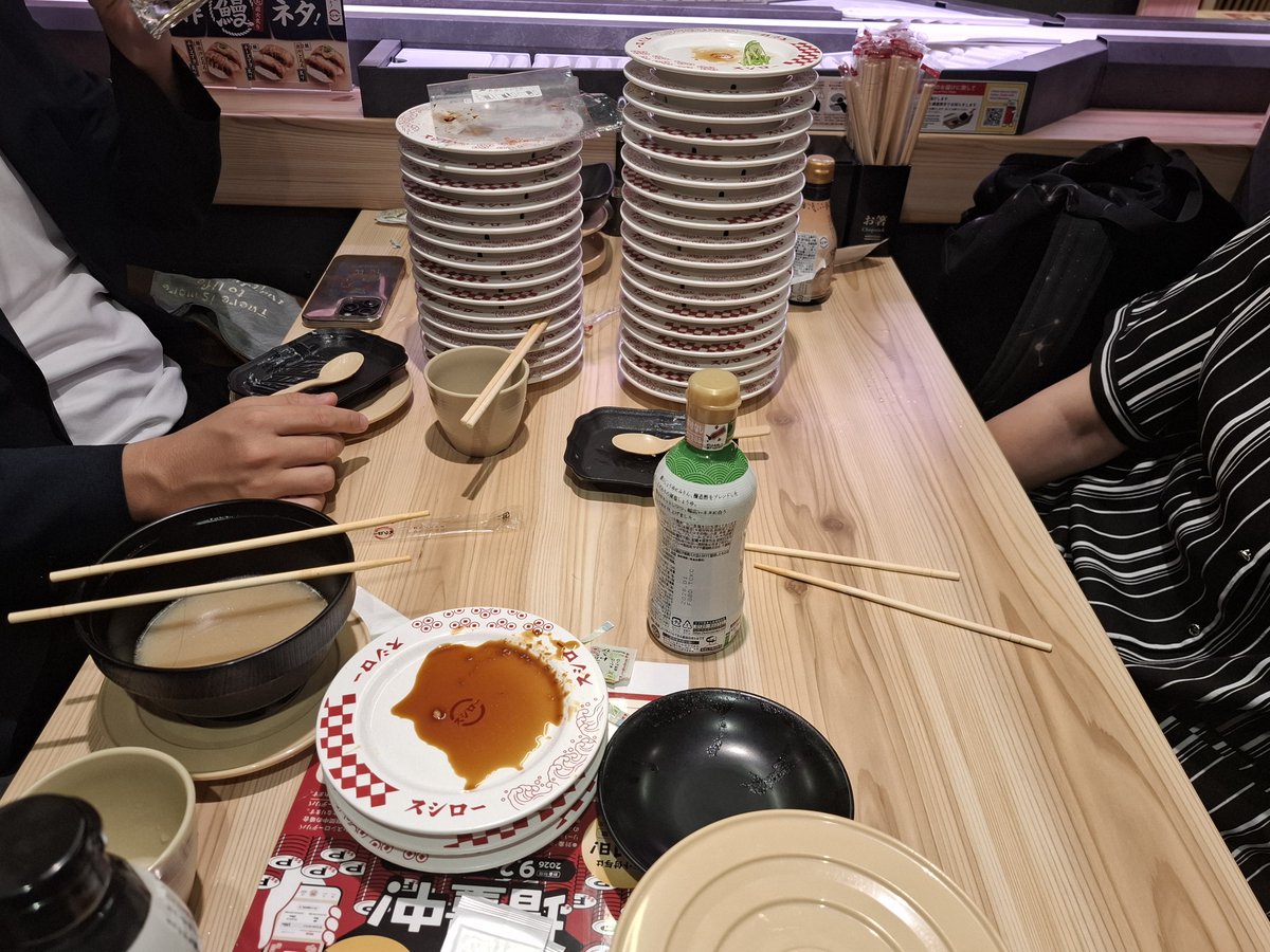 OK86609171's tweet photo. 飲んだ後にスシローを食する3名様
@KemoKemoKemonoD 
@kskn1xxx8 
@yamatosakon https://t.co/TnDT2gPiE6