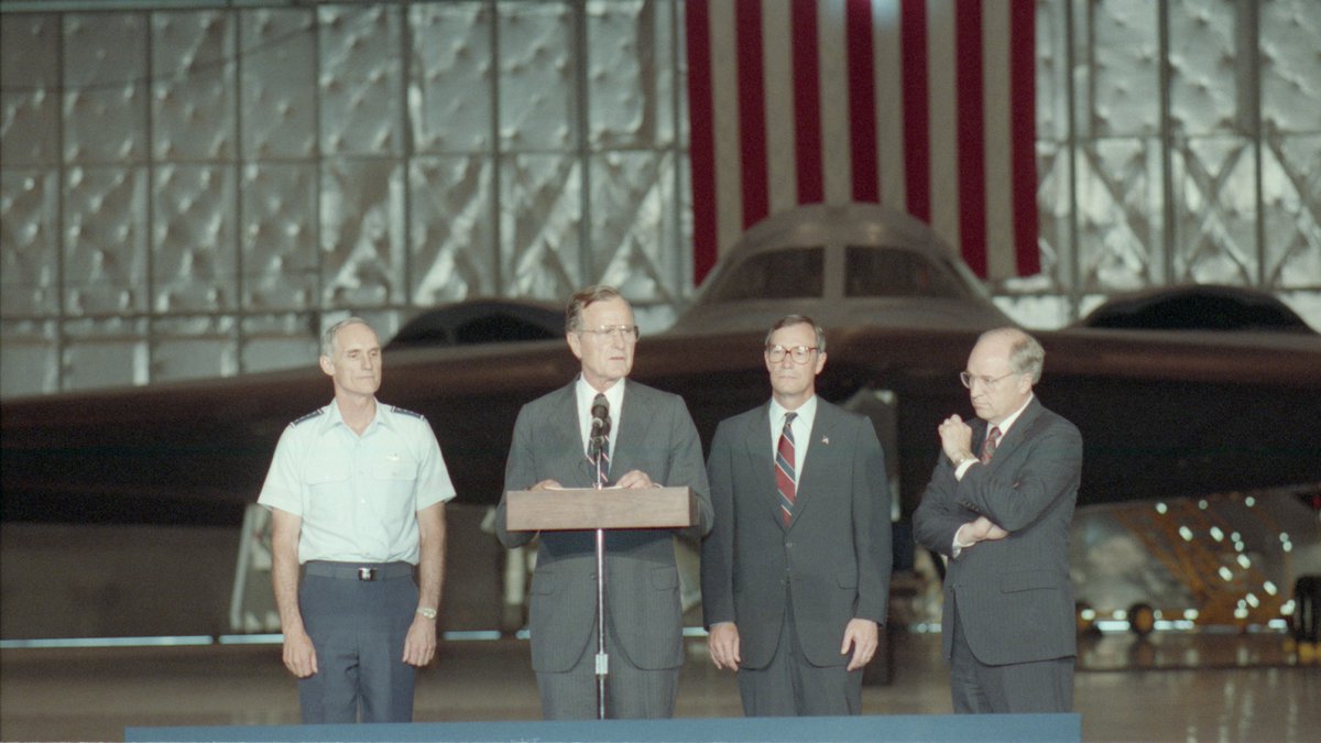 Bush41Library's tweet photo. Today, we honor the 79th birthday of the U.S. Air Force!

We are so grateful for the service, dedication, and sacrifice of America's Airmen. 

Pictured: President George H.W. Bush speaking at Andrews Air Force Base.

Happy Birthday, U.S. Air Force!

📸: WHPO-P22491-35 | 6/11/1991 https://t.co/6qoaoRJM9Y