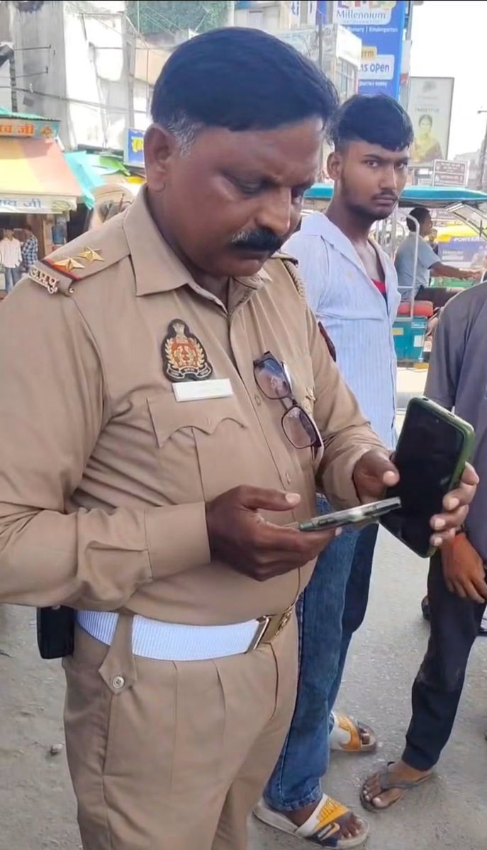iashishsh's tweet photo. @varanasipolice @Uppolice @dgpup @varanasitraffic  

श्रीमान इतने व्यस्त जगह पर भी ऐसी हरकत, वो भी एक भूतपूर्व फौजी के साथ 
तो आम जनमानस के साथ क्या करते हैं, सोचा जा सकता हैं 
अधिकारी कितना भी ईमानदार प्रयास करें लेकिन ये अधीनस्थ नहीं सुधर रहे 
 दरोगा की बद्तमीज़ी हमने देखी हैं https://t.co/WtfbxGD5fw
