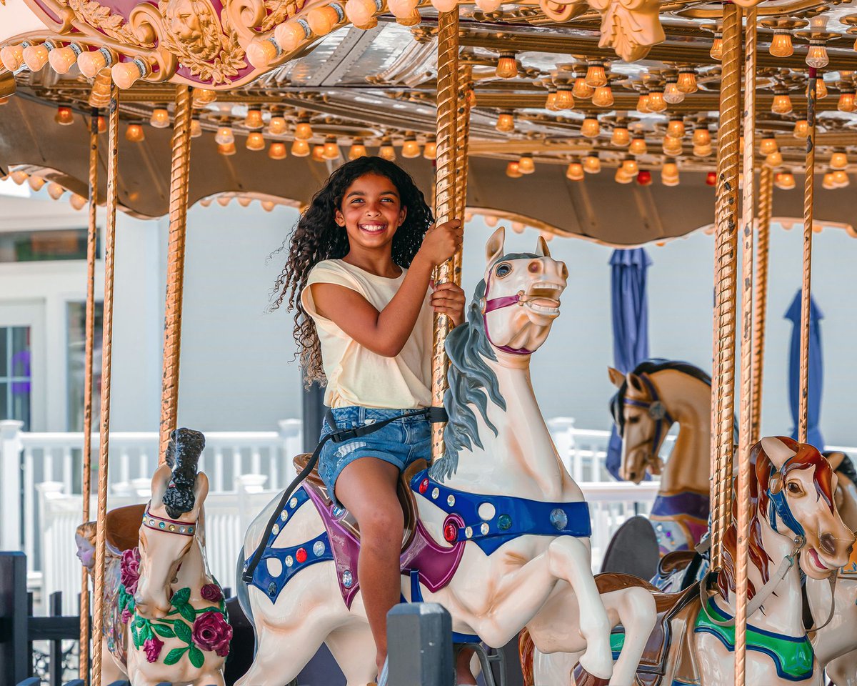 _FantasyIsland_'s tweet photo. Fall fun starts at Fantasy Island! 🍂 Enjoy $20 Unlimited Rides Wristbands today (Friday, Sept. 18) from 5pm-10pm. Wristbands are available for purchase at Guest Services. https://t.co/AQThvf3vWN
