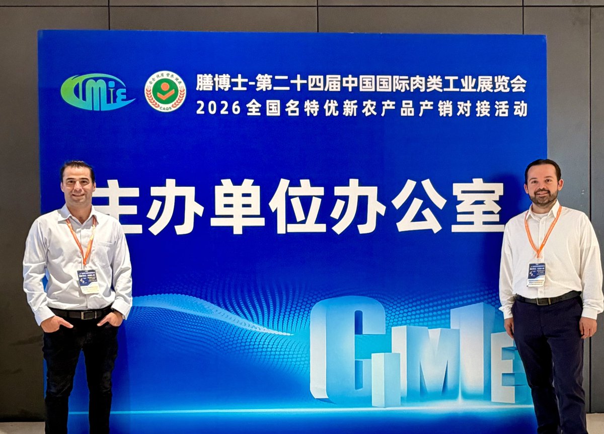 ConsejoMexCarne's tweet photo. 🇨🇳 🌎 🇲🇽
¡El #COMECARNE presente en la #industriacárnica internacional!

Esta semana Gabriel Elizondo y Hugo Valadez, Presidente del Comité Organizador y Gerente de @EXPO_CARNES y Lácteos del @ConsejoMexCarne, visitaron 𝐂𝐡𝐢𝐧𝐚 𝐈𝐧𝐭𝐞𝐫𝐧𝐚𝐭𝐢𝐨𝐧𝐚𝐥 𝐌𝐞𝐚𝐭 𝐈𝐧𝐝𝐮𝐬𝐭𝐫𝐲 𝐄𝐱𝐡𝐢𝐛𝐢𝐭𝐢𝐨𝐧 (𝐂𝐈𝐌𝐈𝐄) en #Qingdao, #China, uno de los encuentros internacionales más relevantes de la industria cárnica.

La visita permitió conocer de primera mano nuevas tecnologías, #innovaciones, soluciones y #tendencias que están transformando la cadena de valor cárnica a nivel global. 🌐🔬

¡En el consejo impulsamos la competitividad y el desarrollo de la industria cárnica mexicana! 🙌👏