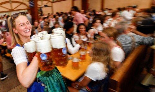 springtidewealt's tweet photo. Oktoberfest really did happen in October originally, but organizers moved it earlier for one very practical reason. https://t.co/VMcmIJx2Or https://t.co/iyXNI6sLC8