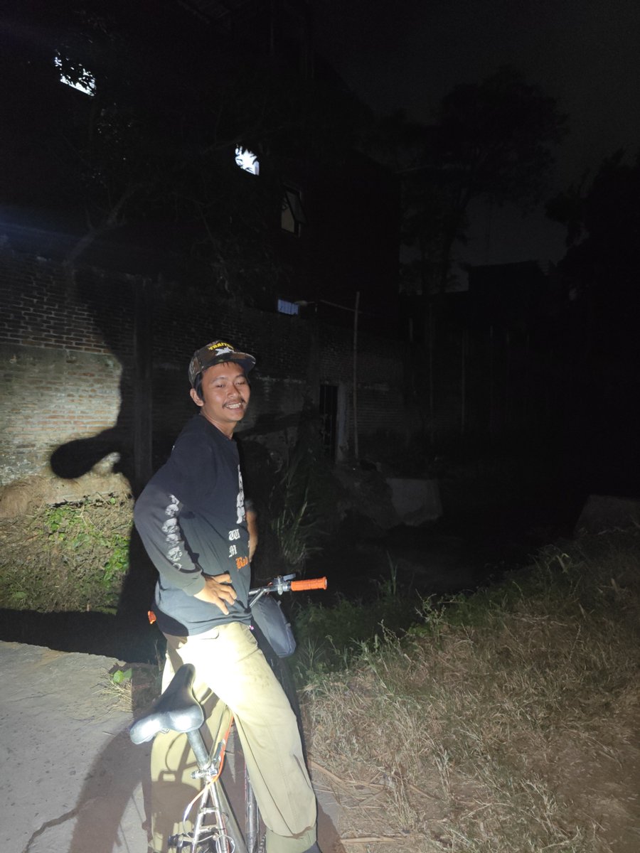 laapid's tweet photo. badcycle semalam bersama aidi taftazani aka mbahji aka jidot aka didot aka keceng aka jipeg aka Mr.keringat https://t.co/WgT0Iqaayu