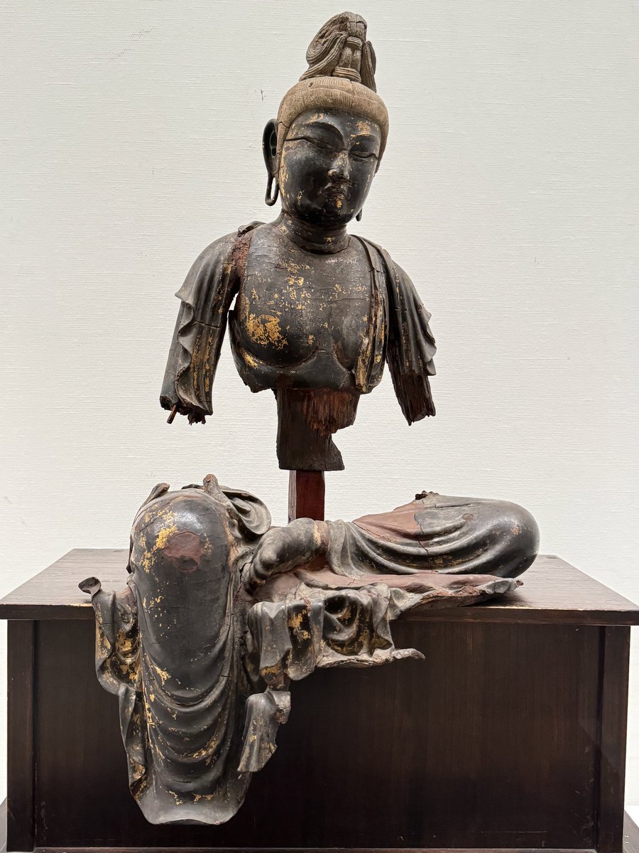 piro_huku2's tweet photo. 藝術大学美術館
天平時代の月光菩薩坐像
破損した仏像の美が詰まっている。何度見ても心打たれる https://t.co/ZkpmgQbiRL