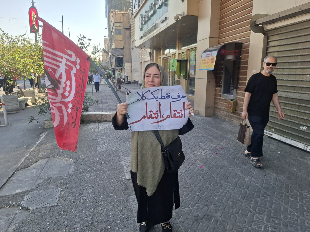 Mahsan315's tweet photo. براندازا: اینا کجان؟
ما: تهران
اونا: کجای تهران؟
ما: تقریباً همه‌جا 😭🗿
#رزمایش_313هزار_جانفدای_ایران https://t.co/1T0VPUqTAu