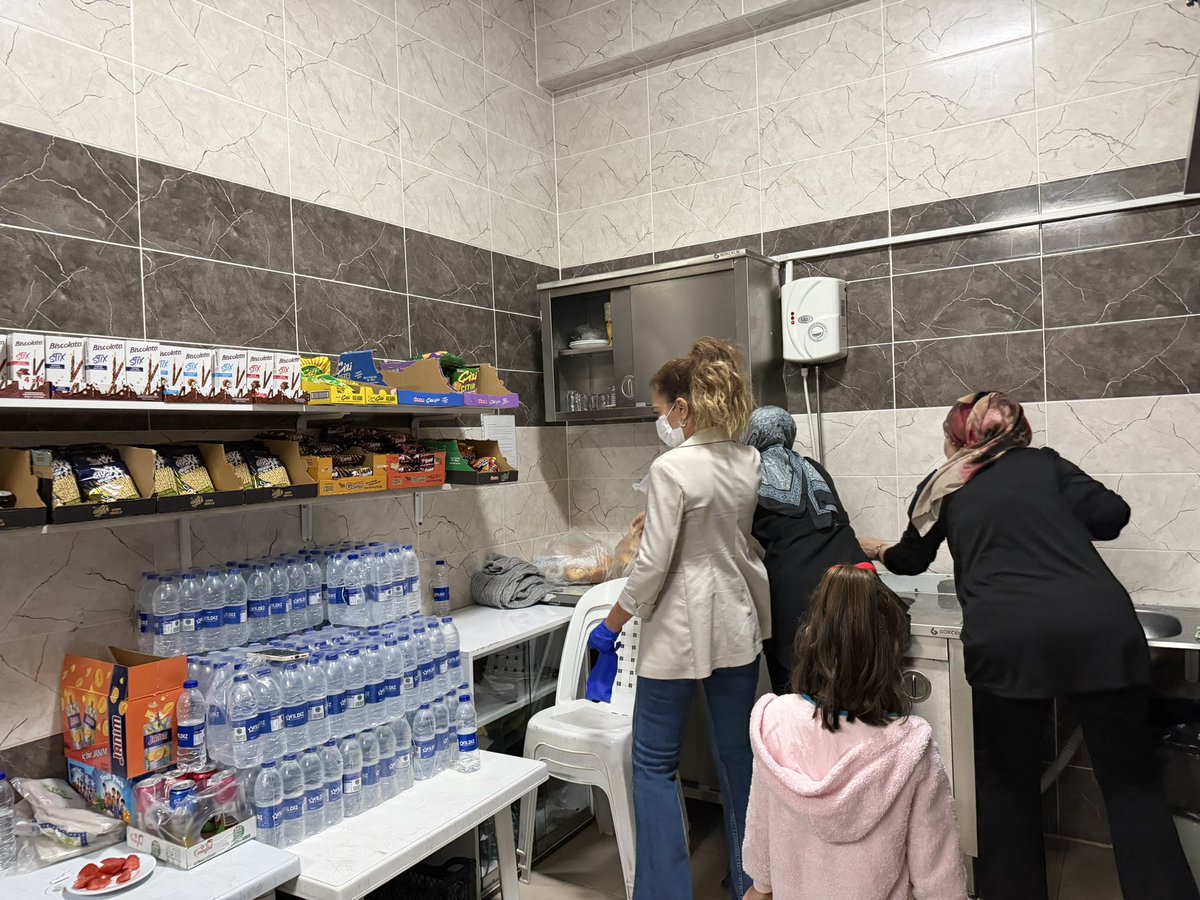 Afyonisgb's tweet photo. Okul kantinleri, öğrencilerimizin sağlıklı beslenmesi ve güvenli gıdaya  ulaşması  açısından en kritik alanlardan biridir. Okul çağındaki öğrencilerimizin sağlığını korumak amacı ile, https://t.co/eQR3cxh1iV