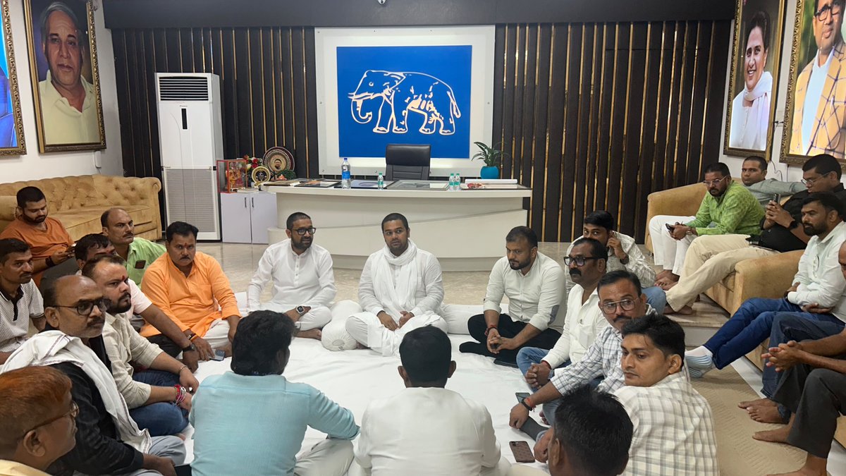 MrigendraSpeaks's tweet photo. बीते दिनों बहुजन समाज पार्टी (BSP) के एकमात्र विधायक रहे स्वर्गीय उमाशंकर सिंह जी के निधन के बाद परसों बलिया के रसड़ा स्थित उनके पैतृक आवास पहुँचकर स्वर्गीय उमाशंकर सिंह जी के चित्र पर पुष्प अर्पित कर उन्हें श्रद्धा-सुमन अर्पित किए और भावभीनी श्रद्धांजलि दी🙏

उनके जनसेवा और अपने क्षेत्र के लोगों के प्रति उनकी प्रतिबद्धता को सदैव स्मरण किया जाएगा.....उनका सरल स्वभाव, सहज व्यक्तित्व और जनहित के लिए निरंतर सक्रिय रहने का भाव उन्हें लोगों के बीच विशेष स्थान देता था.. उनके निधन से न केवल उनके परिवार और शुभचिंतकों ने बल्कि कई असहाय लोगों ने मददगार खो दिया💔

विनम्र श्रद्धांजलि