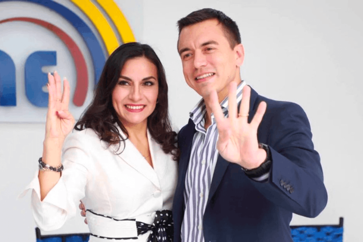 Diegooficial239's tweet photo. 🚨Recuerden que Daniel Noboa ganó junto a Verónica Abad, pero la envió a Israel cuando estaba en GUERRA, sin importale su vida.
También le negó el ingreso a la Vicepresidencia.

Ahora está haciendo lo mismo con la nueva vicepresidenta María José Pinto, la tienen desaparecida. 
Por qué será?