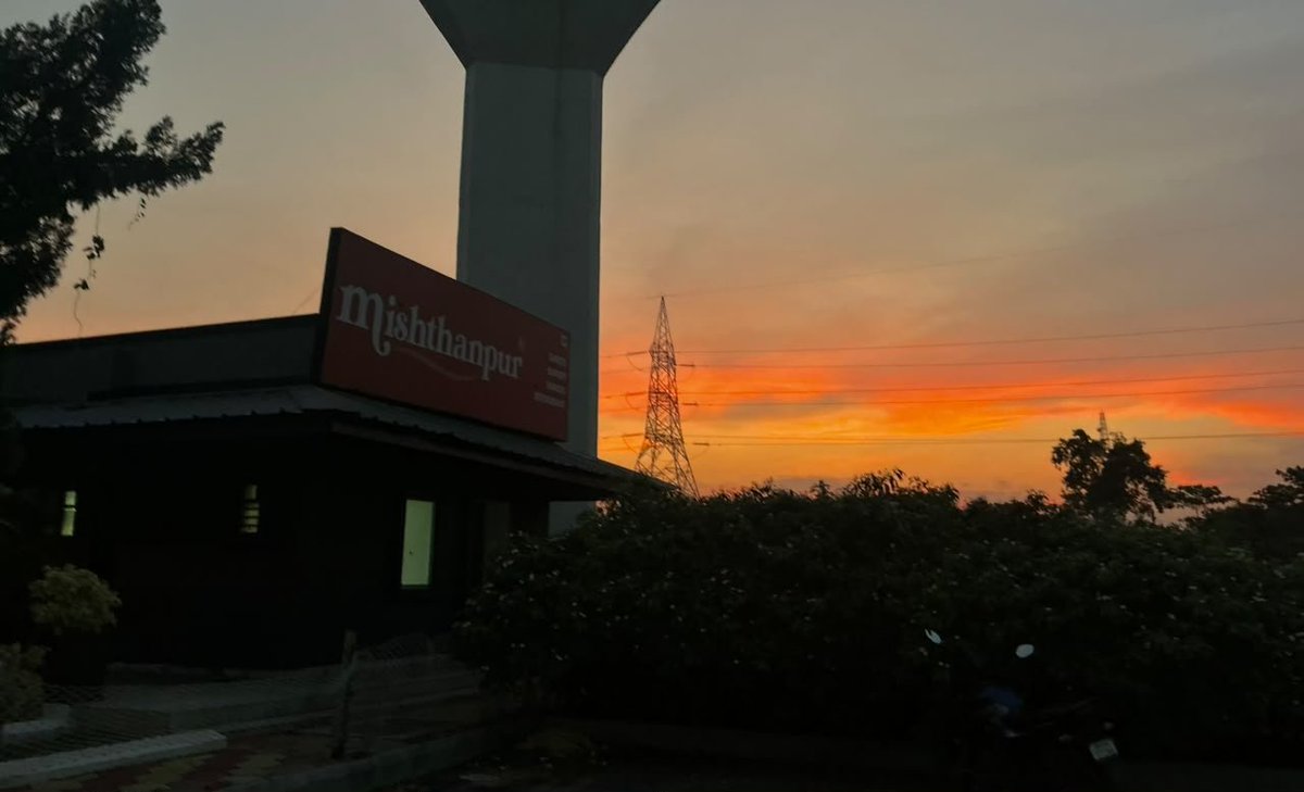 sanjeevsinghx's tweet photo. While travelling from Patna to Motihari or Bettiah, I came across this restaurant named Mishthanpur... located at the Jio BP petrol pump in Panapur (Muzaffarpur).

Have visited it a few times and have always found it surprisingly empty... despite its good food, clean premises and ample car parking.

Sharing this to support a good place that deserves more customers... Nahin to kahin band na ho jaaye. People travelling towards Motihari or Bettiah should consider stopping here. 

Do try the dosa... It’s one of the best I’ve ever had. Pedakiya (which they call gujiya) is good too.