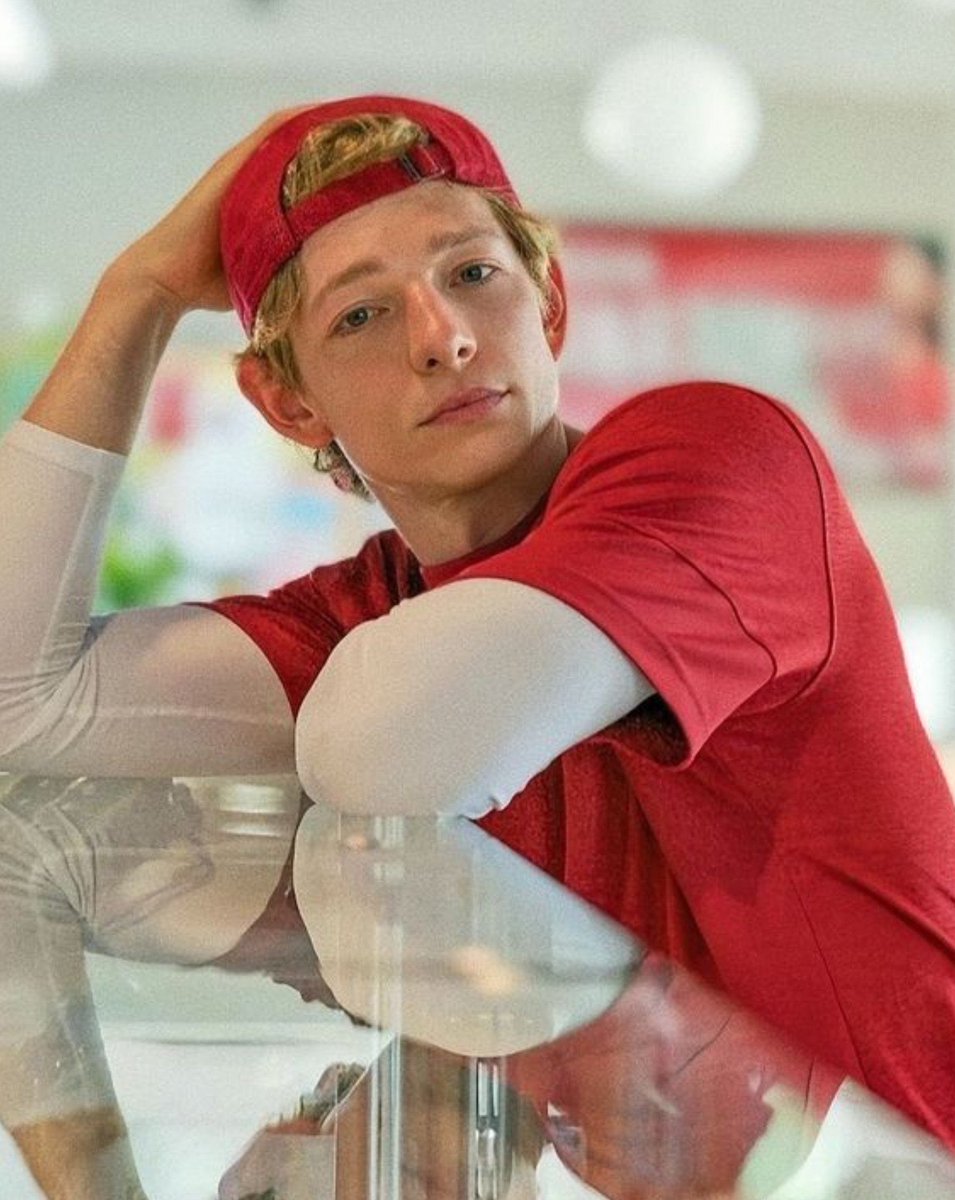 taiillaan's tweet photo. se James Gunn fosse um pouco mais ambicioso assim como o mcu em escalar atores que estão no hype 

escalaria Grant Gustin para ser o novo jay garrick e o Mike Faist como o flash principal do DCU Barry Allen https://t.co/e0GO287NRJ