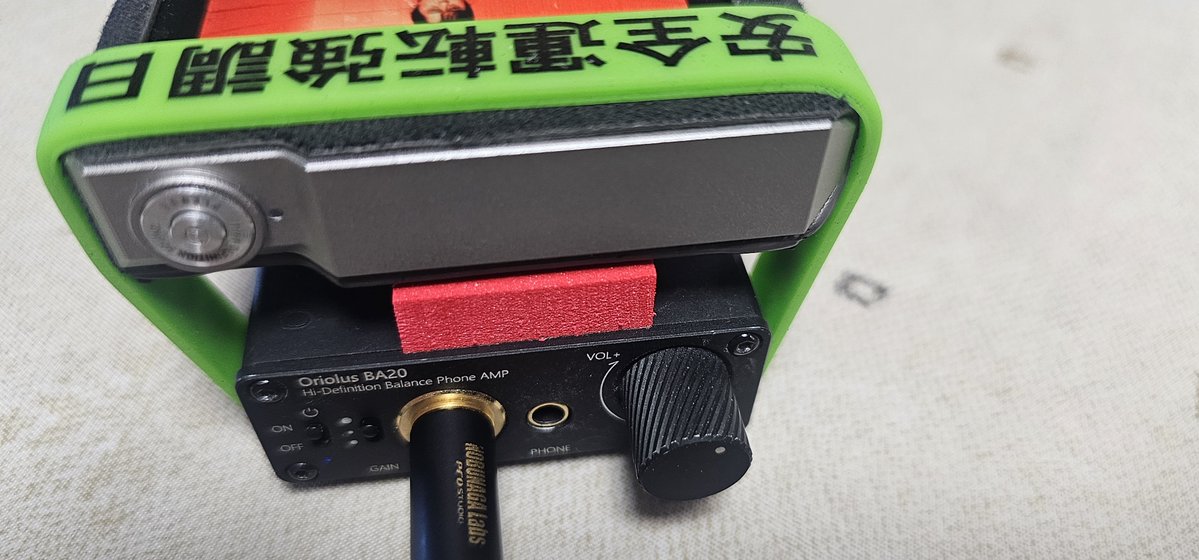 amsmkw's tweet photo. 夜の音楽タイム
水木一郎 / デビュー40周年記念 水木一郎 ベスト
PLENUE M2 x BA20でセットアップしてみたが割と相性良いかも。BA20これで運用するか。

DAP #COWON PLENUE M2
IC #ALOaudio SXC 22 Mini to Mini Cable
ポタアン #Oriolus  BA20 オペアンプをMUSES03Dに交換済み
リケーブル #NOBUNAGALabs HYBRID 総角
イヤホン #SHURE SE846 gen2 エクステンドノズル
ノズルアダプタ #NUARL Magic Nozzle Adapter
イヤーピース #AZLA SednaEarfit mithryl Standard Mサイズ
microSD #KIOXIA EXCERIA 512GB
シリコンバンドはなんとなくヤマト運輸のx2。2つ買ってたので。
SXC22はやっぱりICとしてはコンパクトで良き。
全体的な音質も悪くはない。