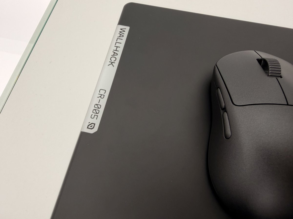RYO_limeshouse's tweet photo. こちらはWALLHACKの「M-001」というマウス
ドングルの見た目が個人的にめっちゃ好みでした！ドングルでバッテリーを充電して交換できる仕様も良い。
キーボードとマウスパッドも魅力的でした…！ https://t.co/5zA2M9FFqt