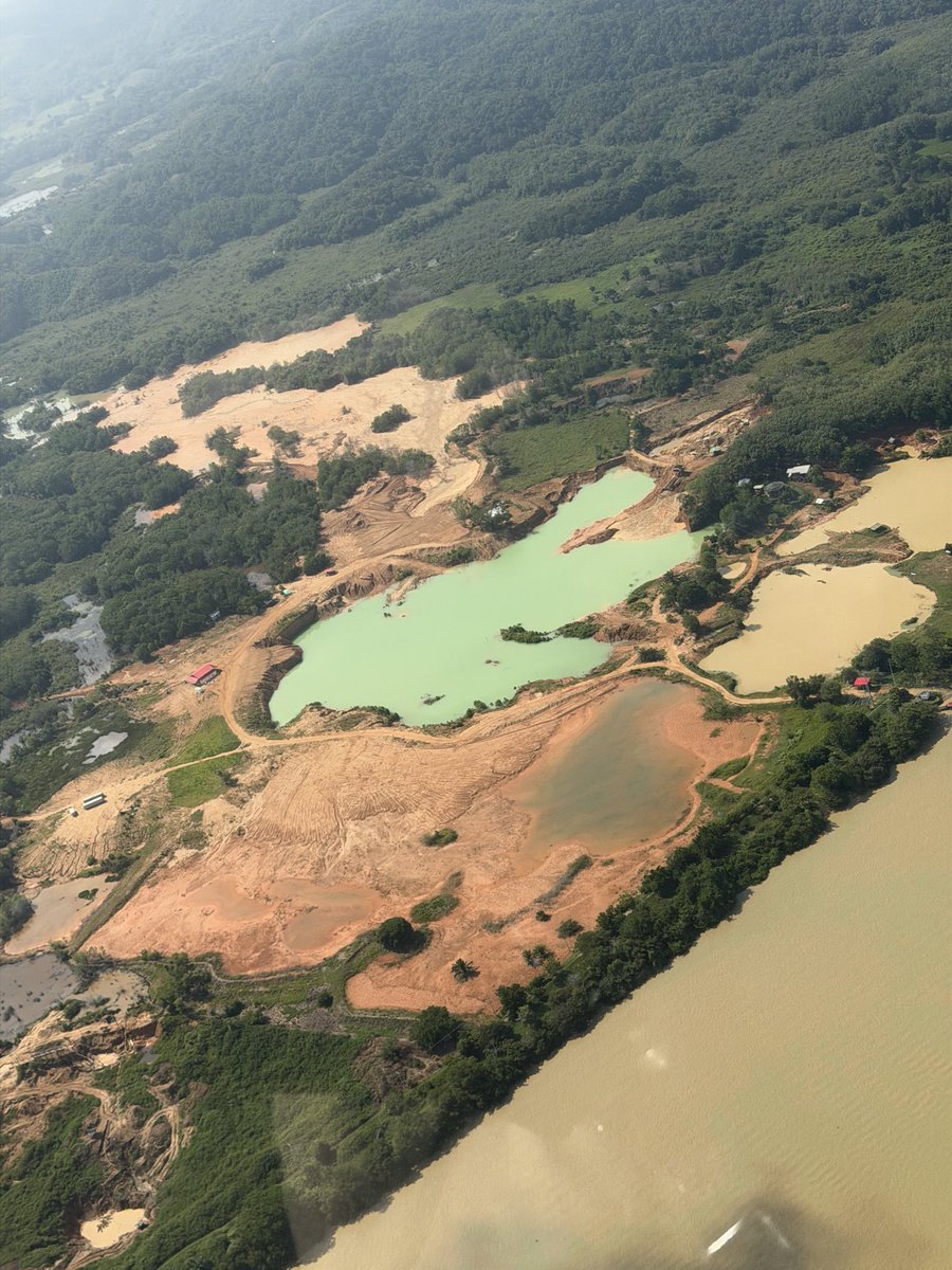 Juan_EspinalR's tweet photo. Miren la herencia de @petrogustavo el falso ambientalista, que fortaleció a los bandidos para que acabaran con el medio ambiente y se llenaran de plata explotando los recursos naturales. 

El gran reto del Gobierno es combatir con decisión la extracción ilegal de minerales en articulación con la Fiscalía General. 

Estoy en el Bajo Cauca, una región donde debemos acompañar de manera responsable la formalización minera de pequeños y medianos mineros que quieren trabajar dentro de la legalidad. Y acompañar a las empresas del territorio que están haciendo minería de manera responsable que lo único que necesitan es seguridad jurídica y física. 

Pero para hacerlo bien necesitamos identificación y censo: no podemos permitir que bandidos se camuflen detrás de la minería tradicional para seguir financiando la ilegalidad y la violencia.

Formalización sí. Minería legal sí. Ilegalidad y criminalidad, no.

@ABDELAESPRIELLA @fabio_arjona @mn_arboleda @sergiopineros @FiscaliaCol @COL_EJERCITO