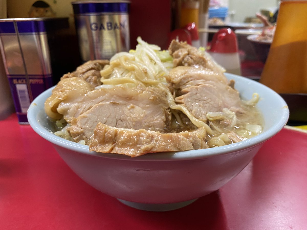 IKB_CREW's tweet photo. ラーメン二郎中山駅前店
小ラーメン豚5枚
麺少なめ/ヤサイ
豚を地上に出してからショット。
すんごいうまい https://t.co/mVyKkfmsxG