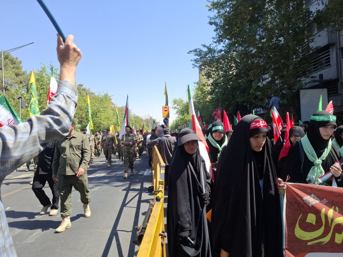 Mahsan315's tweet photo. دشمن: چند نفرن؟
تهران: بشمار داداش
ما تازه رسیدیم 😭🗿
#رزمایش_313هزار_جانفدای_ایران https://t.co/wJ3uASKdxC