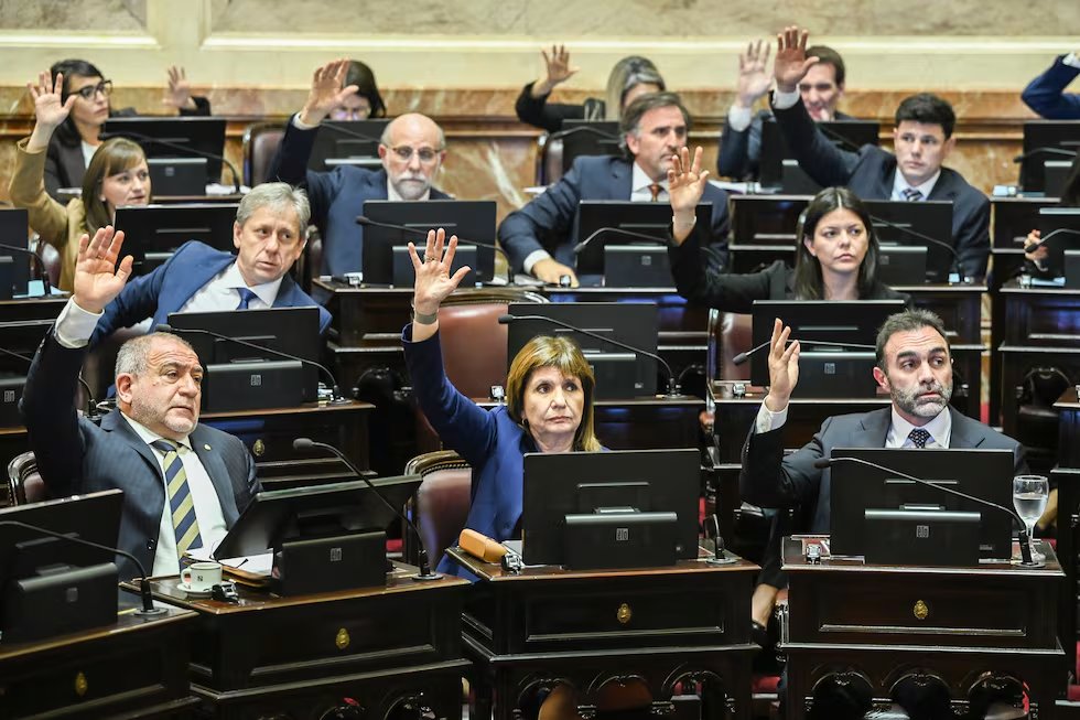 drjorgerachid's tweet photo. MIRALOS BIEN

SON SENADORES: VOTARON "INOCENCIA FISCAL ll"

AMPARAN LA CORRUPCIÓN/FUGA: ES BLANQUEO

LE PONEN NOMBRE AMABLE

PERO ZAFAN LOS ADORNI SPAGNUOLO KARINA LEAL

LOS LADRONES PASAN A SER "HONESTOS"

SON UNA BANDA DE DELINCUENTES

LA CORTE SUPREMA JUSTICIA CÓMPLICE AMPARA https://t.co/pF56DtMSjj