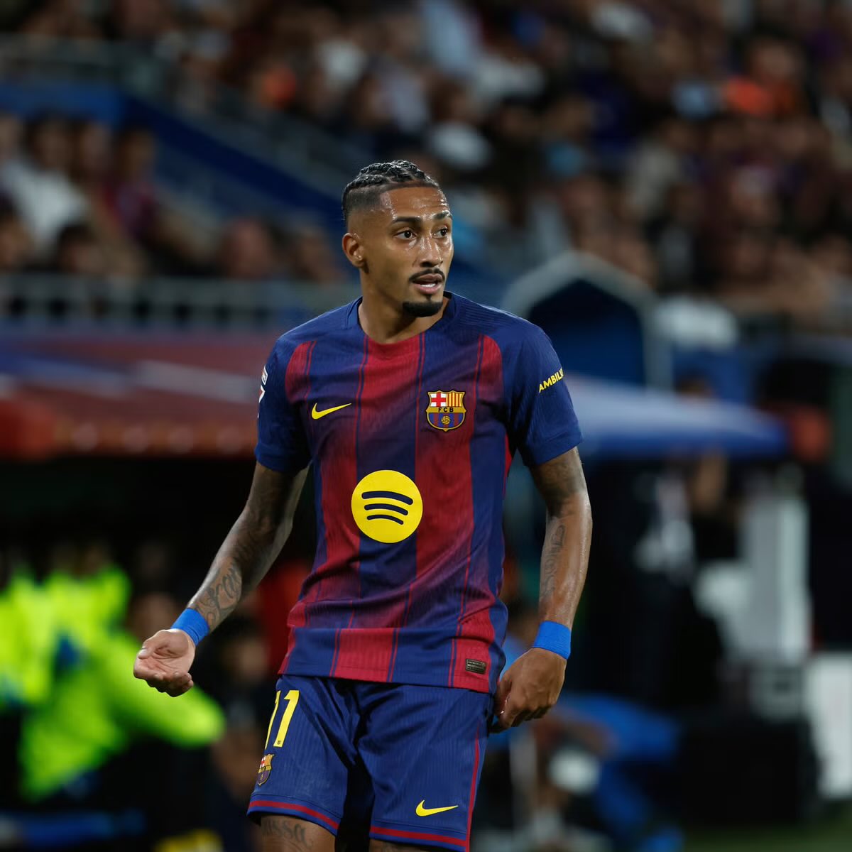TransferChecker's tweet photo. 🚨 𝐁𝐑𝐄𝐀𝐊𝐈𝐍𝐆: Raphinha wants a major pay rise to renew his Barcelona contract, asking the club to increase his salary and make him one of their highest-paid players. 💷

Arsenal, Chelsea, Liverpool, Manchester United and Al Hilal are all willing to offer him significantly higher wages. 

[El Nacional]