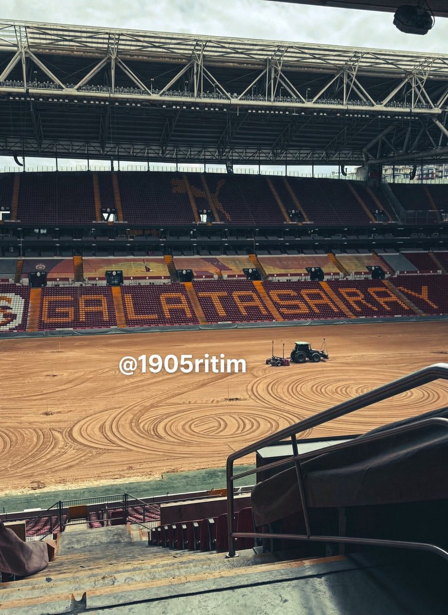 1905ritim's tweet photo. Rams Park’ta zemin yenileme çalışmaları devam ediyor.

Bence böyle kalsın.

Barcelona maçını böyle oynayalım, sonra çimi ekeriz. https://t.co/j3FOmpFSqE