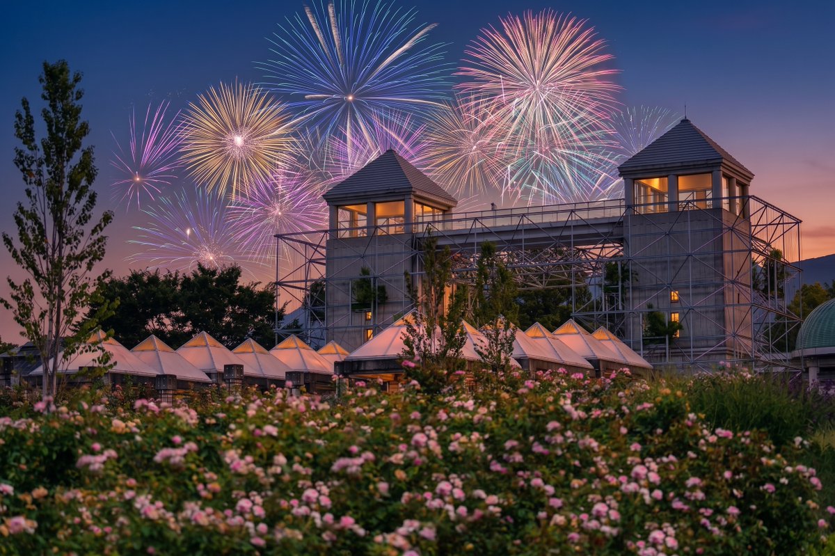 gunmaflowerpark's tweet photo. 【10/10〜12は1周年記念イベント開催💐】

秋バラ×ライトアップ×10/10限定花火🎆🌹
おかげさまで1周年！日頃の感謝を込めて、盛りだくさんの3日間をお届けします ✨

10/10(土)夜の花火は、クラウドファンディングの目標達成で実現します！
地元の「上州花火工房」様とタッグを組んだ「前橋産秋花火」を打ち上げるため、現在クラファンに挑戦中です🎆（19:00〜ミナモエリアにて打上予定）

📸10/10(土) 花火撮影をご検討の方へ📸
打ち上げのメイン会場となるミナモエリアは、通路の混雑防止のため「特別観覧エリア&特別観覧席」がメインとなり、一般観覧ゾーンは三脚使用禁止となります。（※園内他エリアは使用OK）
「三脚でじっくり撮影したい！」という方は、ぜひクラウドファンディングのリターンで近距離＆三脚OKの「特別観覧席orエリア入場券」をご検討ください。

⬇️クラファン詳細はこちら⬇️
https://t.co/s0QkF4v5GW

🗓 イベント概要
期間：2026年10月10日(土)〜12日(月・祝)
花火：10月10日(土) 19:00〜
開園時間：9:00〜20:30（ライトアップ 17:00〜）
料金：大人 1,200円 ／ 小人 400円 ／ 未就学児 無料

※写真はイメージです。

#ぐんまフラワーパークプラス