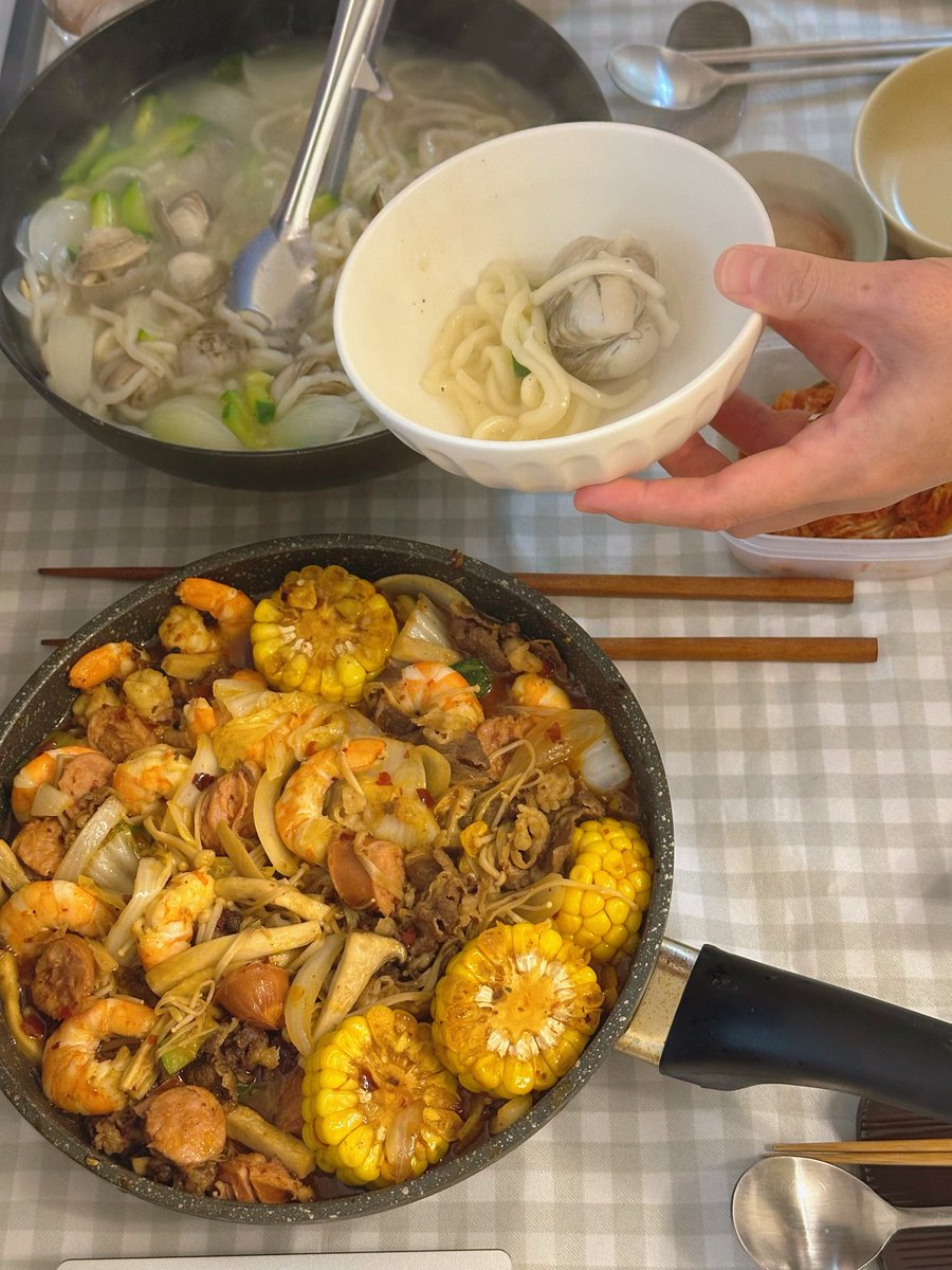 c0nstantO1's tweet photo. 오늘 저녁은 여자 친구가 만든 마라샹궈! 집에서 만들어 줬는데 사먹는 거 보다 맛있음 ㅎㅎ 소스는 모두 하이디라오 사용
#麻辣 https://t.co/hVOaConXfx