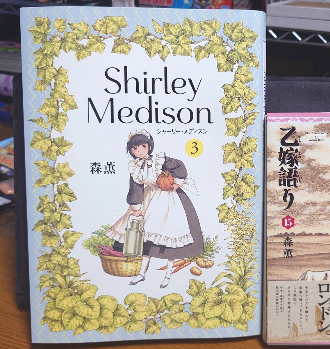 morisoba1175's tweet photo. シャーリー 4巻届いたよ！でかいよ！！
10年ぶりの新刊だよ！！！🎉🎉🎉
絵を描くのが好き過ぎて綴込み葉書にまでイラスト描くから勿体なくてファンレター出せないでお馴染みの森薫先生だけど、まさかスリップにも落書きされてるとは思わなかったよ！捨てる前に気づいてよかったよ！！！ https://t.co/t4bxhxG8M9