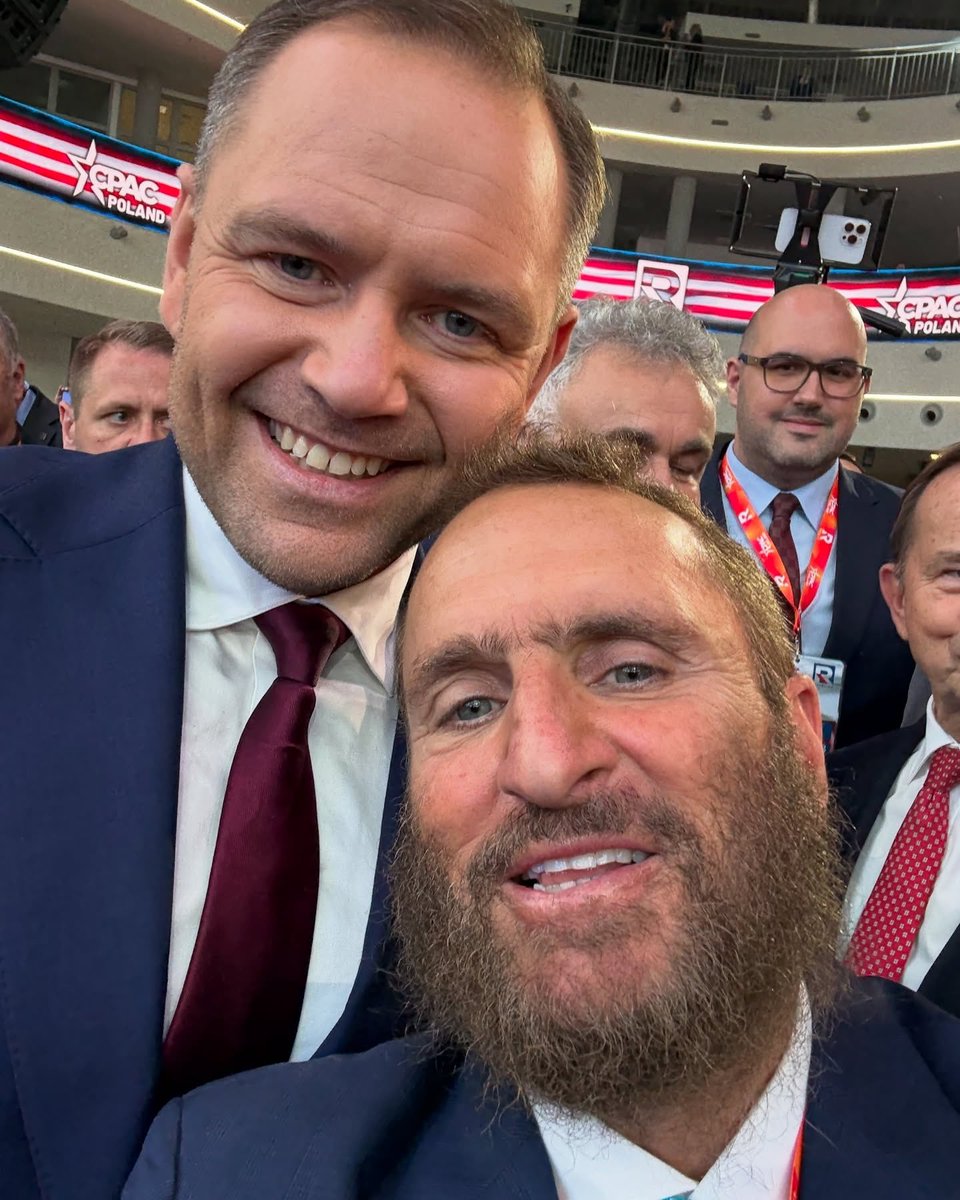 FaktyOnline's tweet photo. Panie @NawrockiKn, przypominam: na CPAC w Jasionce pozował Pan ze Shmuleyem Boteachem — autorem „Kosher Sex”, prowadzącym sklep z gadżetami erotycznymi i nazywanym „porno-rabinem”. Zdjęcie nie zniknie tylko dlatego, że dziś jest niewygodne. Wyjaśni Pan to swoim wyborcom? https://t.co/fQOMkzCI3E