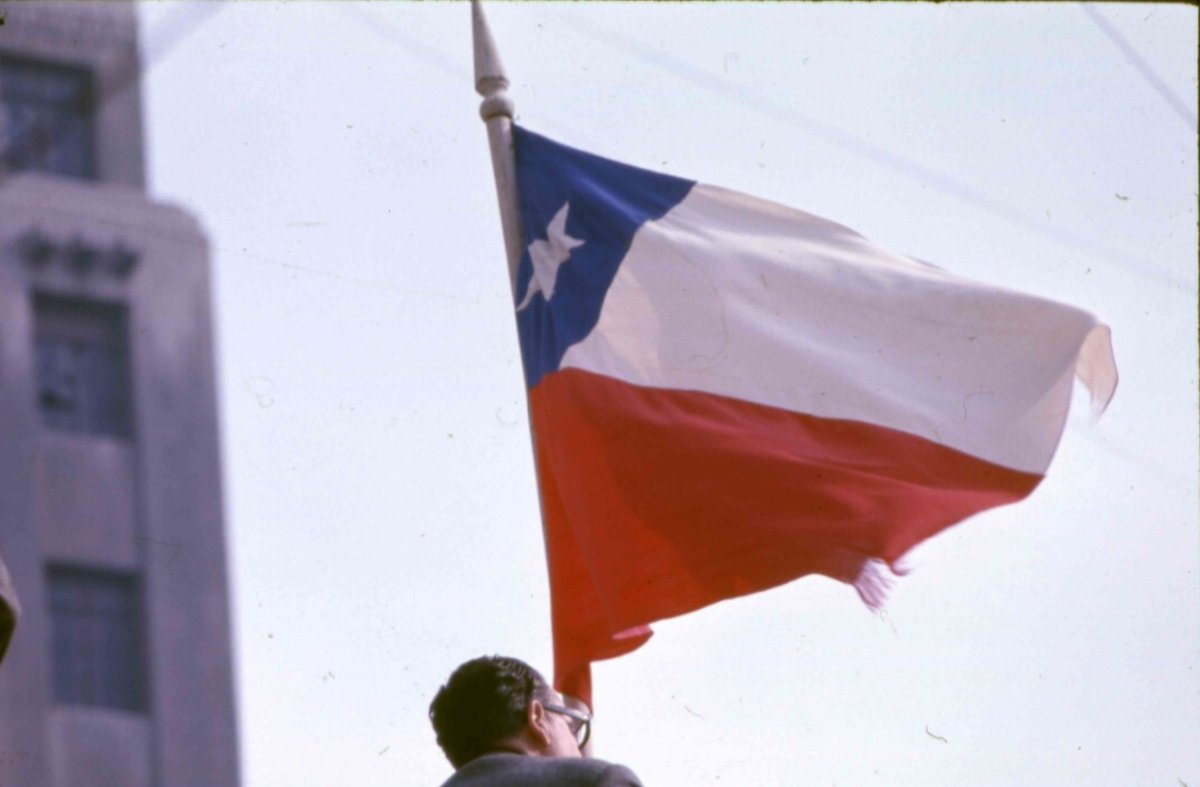 FSAllende's tweet photo. Revista Ercilla: ¿Podría indicar una frase con la que, a su juicio, todos los chilenos estarían de acuerdo?

Salvador Allende: «¡Viva Chile, mierda!».

- Ercilla N.º 1.833 #FiestasPatrias #18deSeptiembre https://t.co/Zu90L0vJsX