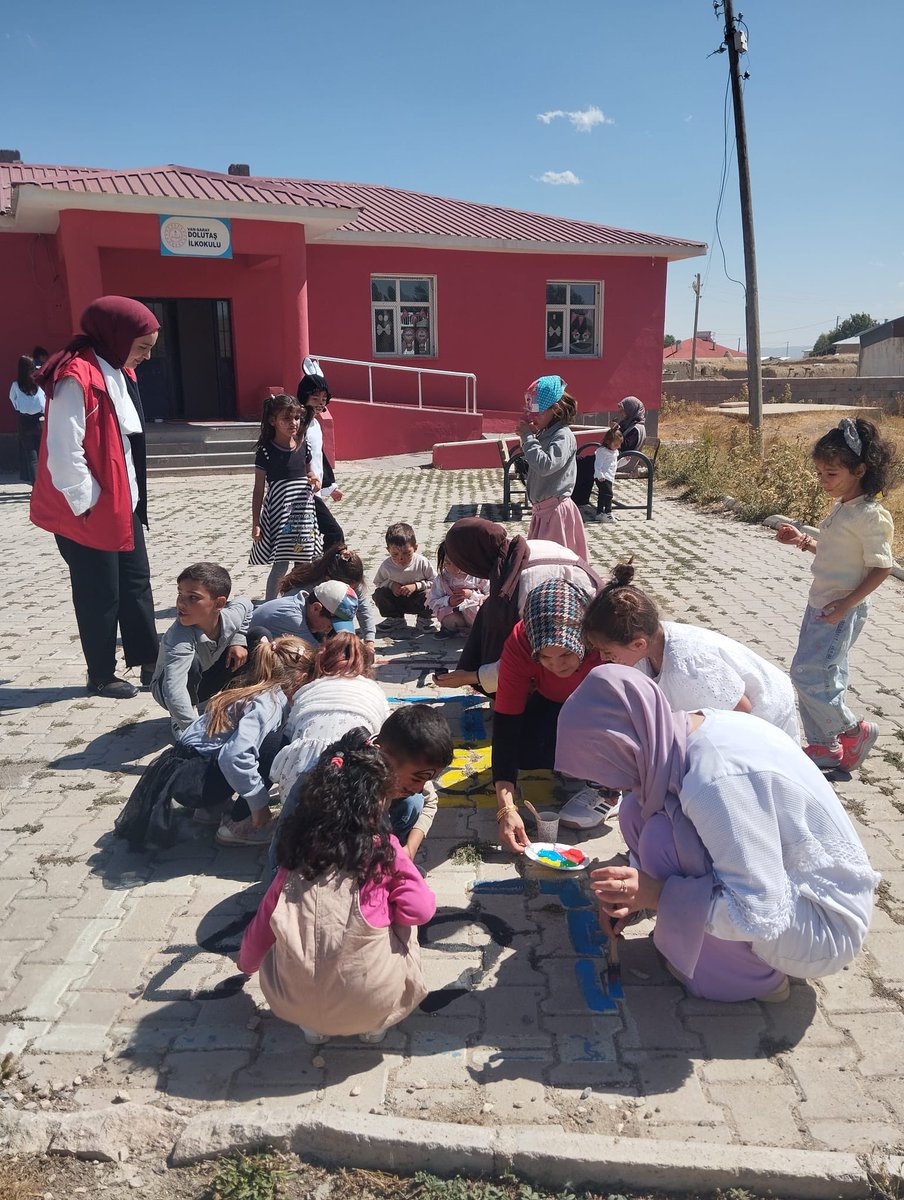 GSB_OzalpGM's tweet photo. 🏫🎨 Merkezim Her Yerde!
Köy okulumuzda öğrencilerimizle buluştuk. Okulumuzun bahçesini ve duvarlarını birlikte renklendirdik, sokak oyunları oynadık ve güzel anılar biriktirdik. 💙😊 https://t.co/zyBFnuMgBw