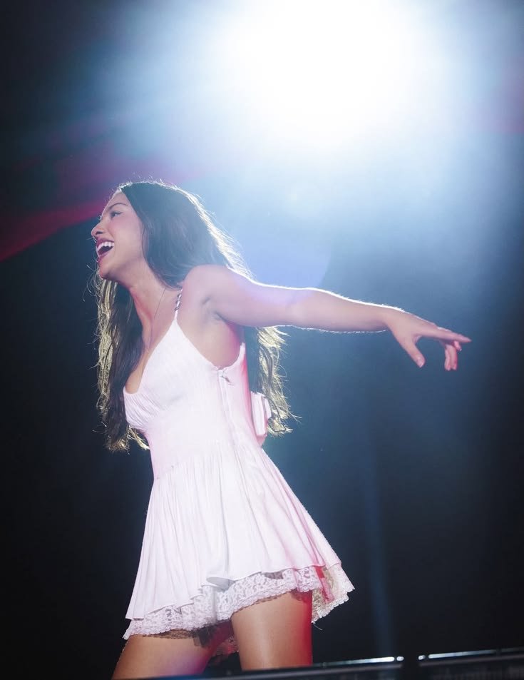 sstatsoir's tweet photo. 🥇 Olivia Rodrigo becomes the first female artist in history to spend 33 weeks at #1 on Spotify Weekly Top Albums Global Chart. https://t.co/pvN1a3UxWE