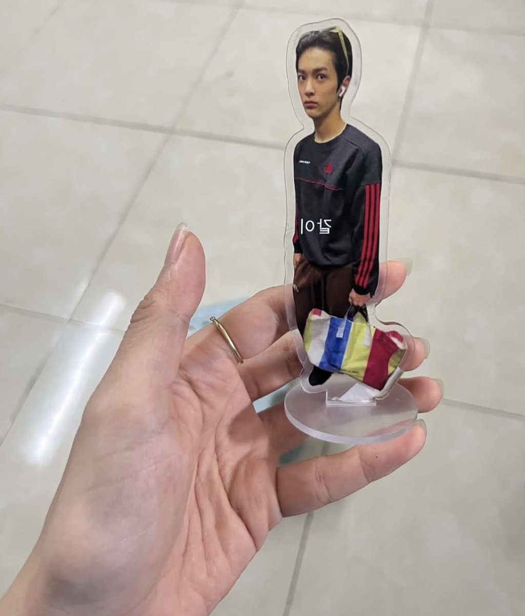 23moroll's tweet photo. dd bombastic side eye sampe dibuat mini standee 😭😭😭 https://t.co/WNxEK2d4SO