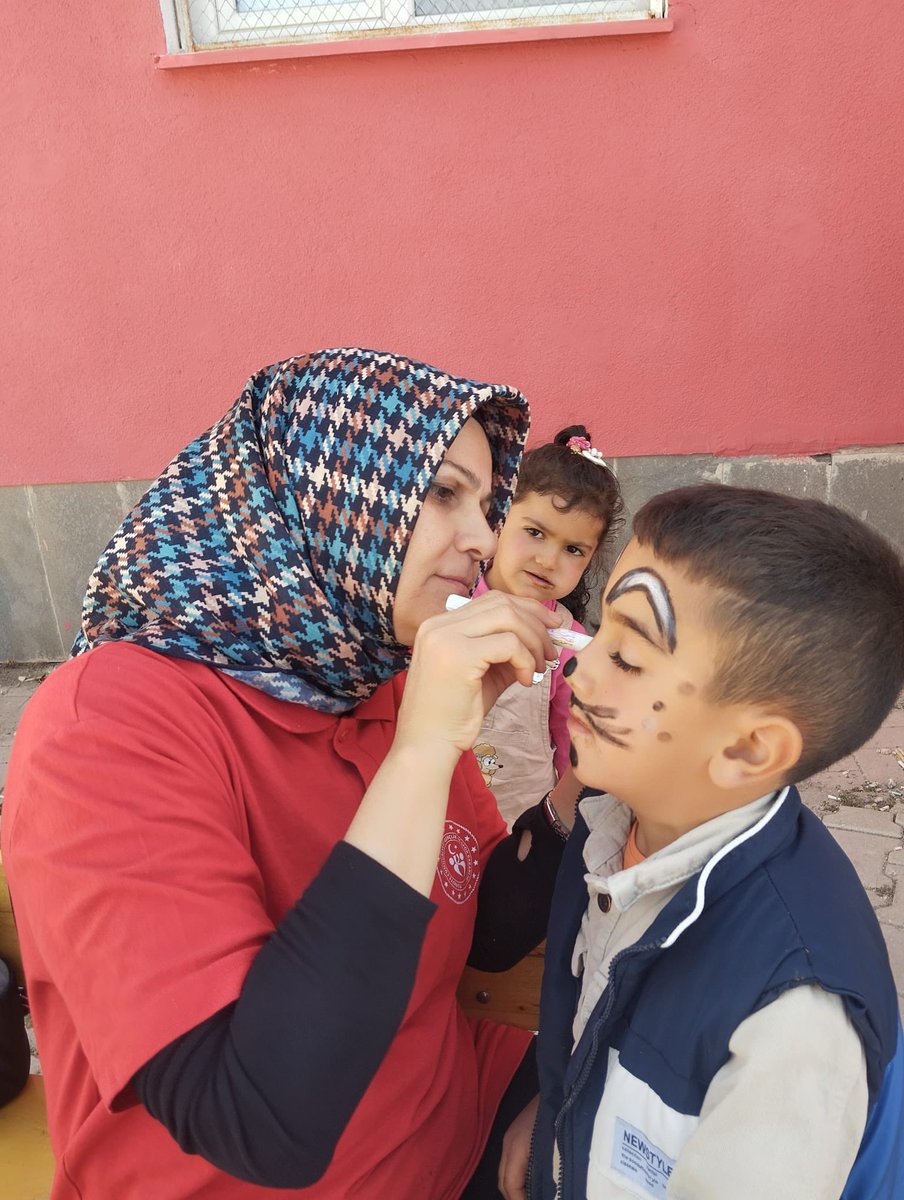GSB_OzalpGM's tweet photo. 🏫🎨 Merkezim Her Yerde!
Köy okulumuzda öğrencilerimizle buluştuk. Okulumuzun bahçesini ve duvarlarını birlikte renklendirdik, sokak oyunları oynadık ve güzel anılar biriktirdik. 💙😊 https://t.co/UQo0FNZ4Jq