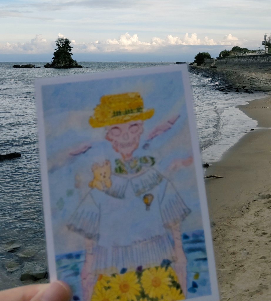 ichigoda_ifuku's tweet photo. ポストカード展『+P21』開催中📮
ちょうど今旅行中なので、出展中のポストカードを旅先の風景と共に紹介①
〜富山県高岡市の雨晴海岸にて〜
(“旅先から送る絵葉書”みたいなコンセプトでやってます。なんとなくポストカードっぽいかな…と)
#plusP21
#苺田衣服のポストカード散歩 https://t.co/PFBwifAeYC