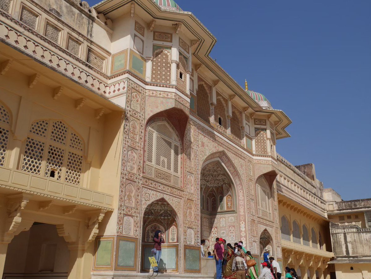 IndiaTabiGuide's tweet photo. ジャイプールのシティパレスは、1727年にマハラジャサワイジャイシン2世によって建設された壮大な王室の建造物です。伝統的なラージャスターン様式を取り入れたこの宮殿は、現在もジャイプール王室の私邸として使われており、王室の人々はチャンドラマハルの上層階に居住しています。

#CityPalace https://t.co/JqDVfsI5Td