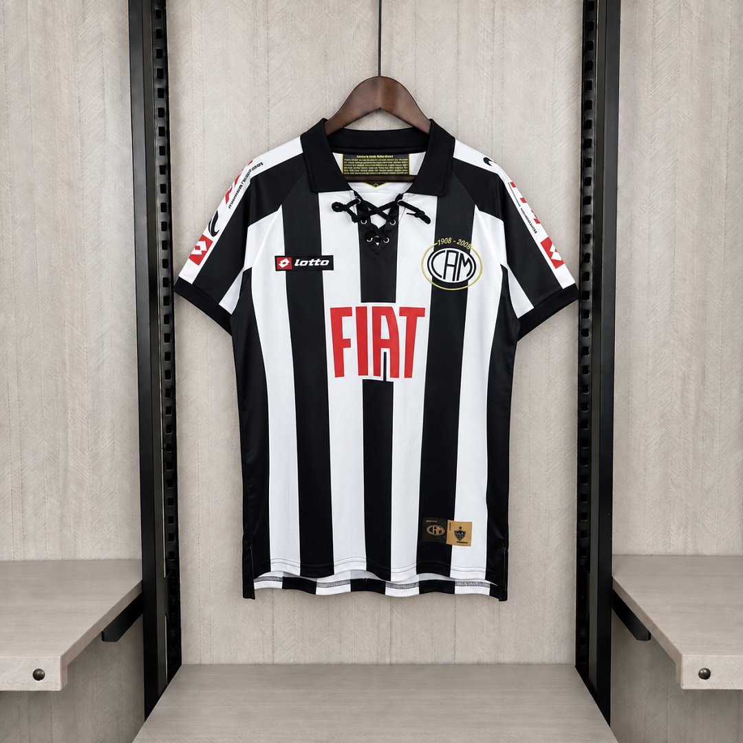 lojacamisaonze's tweet photo. Clube Atlético Mineiro Retrô na Camisa Onze

Camisas históricas do Galo disponíveis no site:

Clube Atlético Mineiro 2008 Centenário: O clássico modelo listrado comemorativo dos 100 anos do clube, com gola polo de cordões e patrocínio Fiat.

Clube Atlético Mineiro 2000/01 Casa: O marcante manto alvinegro com o emblemático patrocínio central "Galo".

Clube Atlético Mineiro 2013/14 Casa: A histórica camisa da conquista da Copa Libertadores e da Recopa na era de Ronaldinho Gaúcho.

Clube Atlético Mineiro 2008 Centenário II: A versão predominantemente preta da linha comemorativa do Centenário, com detalhes brancos e gola de cordões.

Peças com frete grátis para o Brasil Inteiro.

Confira no site: https://t.co/pIXXQwNudO