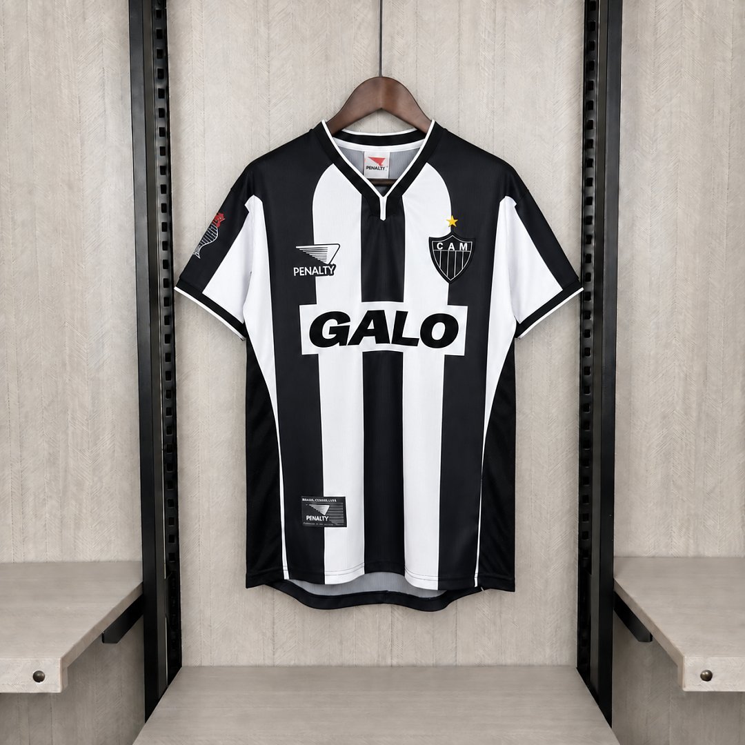 lojacamisaonze's tweet photo. Clube Atlético Mineiro Retrô na Camisa Onze

Camisas históricas do Galo disponíveis no site:

Clube Atlético Mineiro 2008 Centenário: O clássico modelo listrado comemorativo dos 100 anos do clube, com gola polo de cordões e patrocínio Fiat.

Clube Atlético Mineiro 2000/01 Casa: O marcante manto alvinegro com o emblemático patrocínio central "Galo".

Clube Atlético Mineiro 2013/14 Casa: A histórica camisa da conquista da Copa Libertadores e da Recopa na era de Ronaldinho Gaúcho.

Clube Atlético Mineiro 2008 Centenário II: A versão predominantemente preta da linha comemorativa do Centenário, com detalhes brancos e gola de cordões.

Peças com frete grátis para o Brasil Inteiro.

Confira no site: https://t.co/pIXXQwNudO