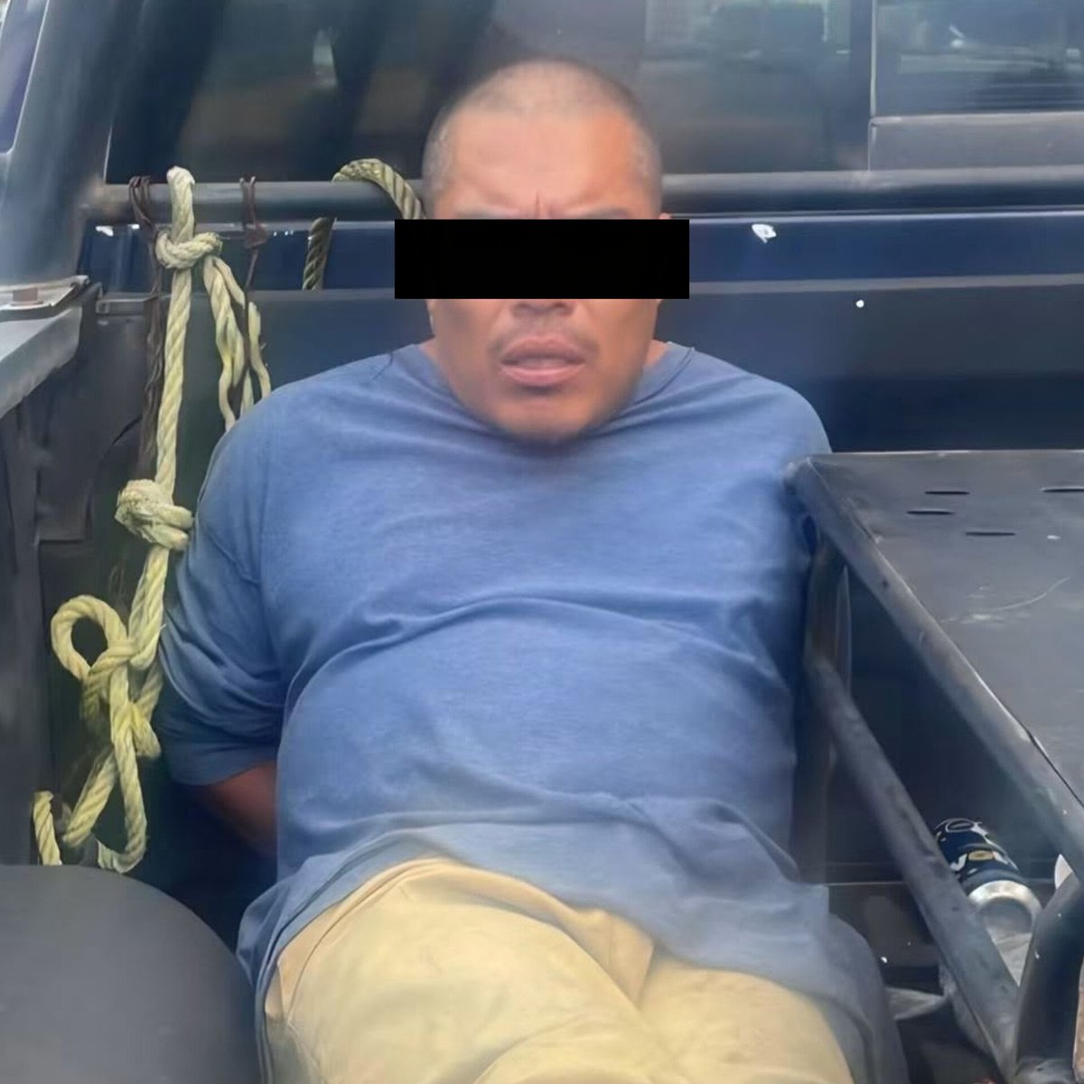 CuartaPlana's tweet photo. #Entérate | Detienen al presunto #feminicida de estudiante española #ClaudiaTacoronte en #Morelos. Se trata de “#ElTrompas”. Se había rapado para no ser identificado.

Autoridades federales y de Morelos detuvieron a Francisco Javier “N”, alias “El Trompas”, señalado como probable responsable del feminicidio de Claudia Tacoronte Aguilera, estudiante española de 21 años asesinada en Cuautla.

La captura fue confirmada por el secretario de Seguridad y Protección Ciudadana, Omar García Harfuch, tras un operativo conjunto de instituciones federales y estatales.

Claudia, originaria de Gran Canaria y estudiante de Educación Infantil de la Universidad de Granada, se encontraba en México realizando una estancia académica en la Universidad Autónoma del Estado de Morelos (UAEM).

La noche del sábado 12 de septiembre fue atacada con arma blanca en las inmediaciones de la Casa de la Cultura de Cuautla, donde participaba en actividades de la Fiesta Nacional de la Planta Medicinal.

Las primeras investigaciones apuntan a que la agresión ocurrió durante un presunto intento de robo. Cámaras de videovigilancia y testimonios ciudadanos permitieron seguir el rastro del probable agresor.

La Fiscalía de Morelos obtuvo previamente una orden de aprehensión contra Francisco Javier “N”. El fiscal Fernando Blumenkron Escobar había informado que la búsqueda se extendió fuera de Morelos ante la posibilidad de que huyera hacia otra entidad.

Reportes periodísticos identifican al detenido como Francisco Javier Meléndez, conocido como “El Trompas”, quien tendría antecedentes relacionados principalmente con robos y habría estado anteriormente en prisión en Morelos.

García Harfuch informó que en las investigaciones participaron la Defensa, Marina, FGR, SSPC y Guardia Nacional, en coordinación con la Fiscalía y la Secretaría de Seguridad de Morelos.

“Como resultado de este esfuerzo conjunto, el presunto responsable de este lamentable crimen ya está detenido”, informó el secretario, quien expresó sus condolencias a familiares de Claudia.

El funcionario aseguró que la prevención de los feminicidios es una prioridad para el gobierno de la presidenta Claudia Sheinbaum y sostuvo que, cuando no sea posible impedir el crimen, corresponde al Estado esclarecerlo y combatir la impunidad.