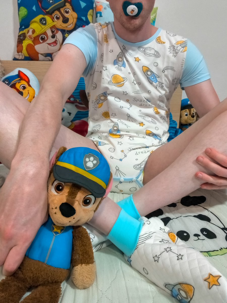 mato_huskyabdl's tweet photo. 🍼🧩 Time to play baby boyo? 🚀🧸

Onesie and booties from @CutiePlusU 💙💚 are needed for space adventure 🌠🚀🛸

#ABDL #AdultBaby #DiaperLover #Littlespace #AgePlay https://t.co/o5wiVLcW2l