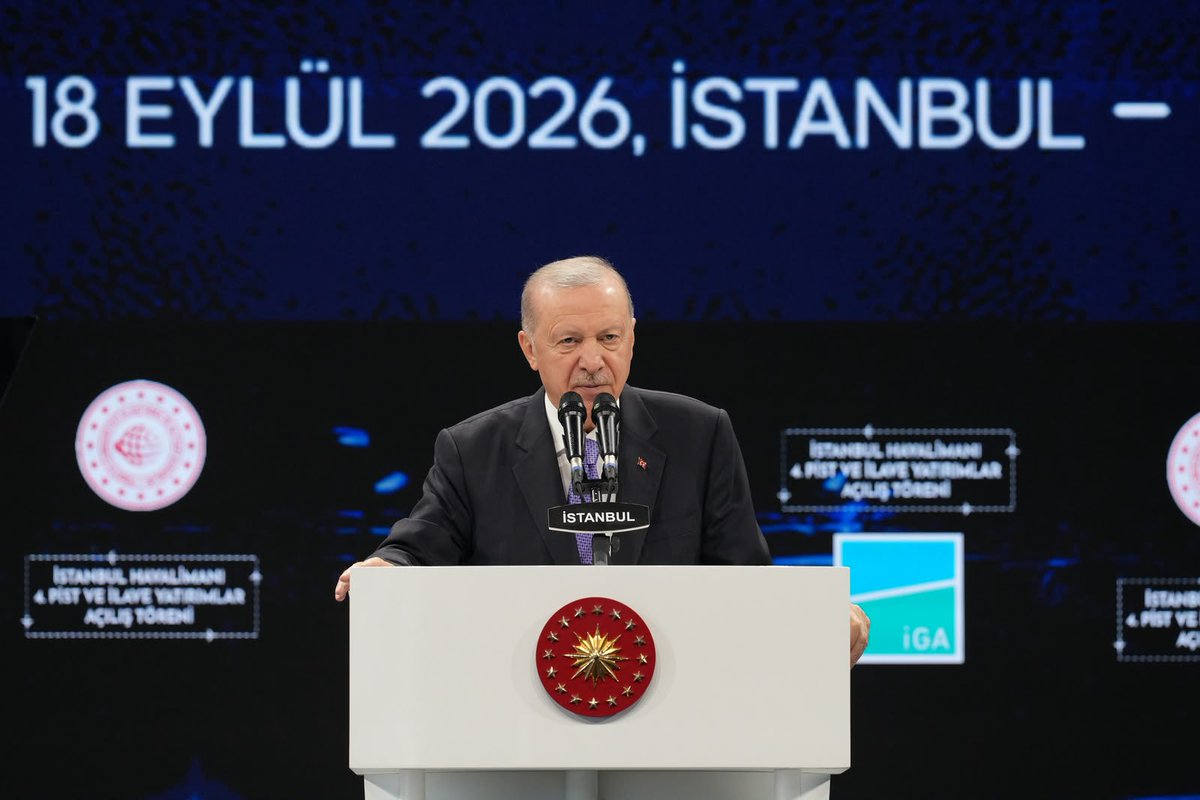 cakmakfatih's tweet photo. ✈️ Cumhurbaşkanımız Sayın Recep Tayyip Erdoğan’ın teşrifleriyle, İstanbul Havalimanımızın 4. pistini açmanın gururunu yaşıyoruz.

2.820 metre uzunluğundaki yeni pistimiz, İstanbul Havalimanı’nın ilk doğu-batı yönlü ana pisti olarak tarihe geçti. Bu yatırımla birlikte havalimanımızdaki toplam pist sayısı 6’ya yükseldi.

Nisan 2025’te başlattığımız Aynı Doğrultuda Üçlü Bağımsız Pist Operasyonu’nun ardından attığımız bu adımla, küresel havacılıkta yeni bir dönemin kapılarını aralıyoruz.

Ülkemizi büyük hedeflere taşıyan vizyonuyla bizlere yol gösteren Cumhurbaşkanımıza ve her aşamada yanımızda olan Ulaştırma ve Altyapı Bakanımıza şükranlarımı arz ediyorum.

Kuruluşumuzun köklü tecrübesinin ve operasyonel uzmanlığının sahaya yansıdığı bu süreçte; yüklenicisinden, kontrol teşkilatına; gayret ve özveri ile bu süreci tamamlayan tüm DHMİ ailemize teşekkür ediyorum. 

Ülkemize, milletimize ve Türk havacılığına hayırlı, uğurlu olsun. 🇹🇷