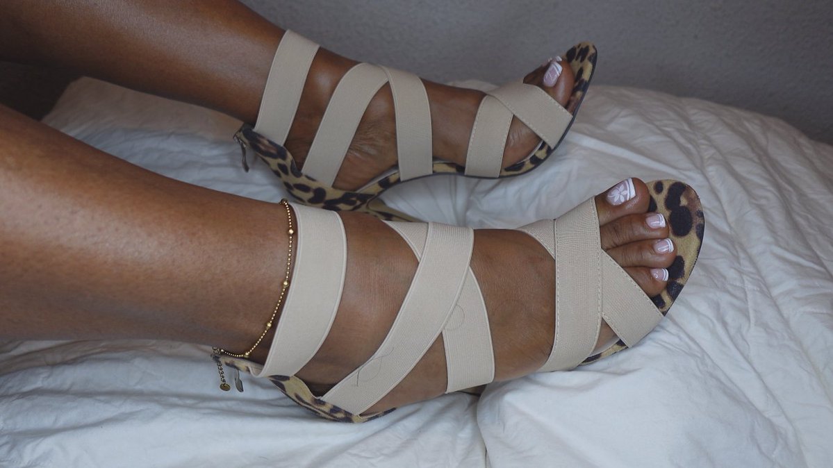PrincessMammii9's tweet photo. que tal se ven estos tacones en mis lindos pies??
un shoejob o cock trampling con ellos?😘😘 https://t.co/3yhVTgXOYU
