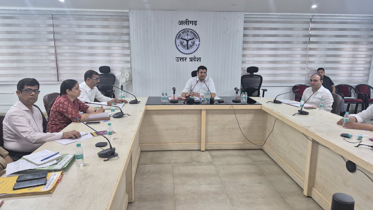 Dm_Aligarh's tweet photo. उद्योग एवं व्यापार बंधु की बैठक में उद्यमियों एवं व्यापारियों की समस्याओं पर प्रभावी चर्चा हुई। सीएम ग्रिड के कार्यों में तेजी लाकर सुगम यातायात, इंडस्ट्रियल फीडर में निर्बाध विद्युत आपूर्ति तथा विद्युत अधिकारियों को फीडरवार लाइन लॉस का ब्यौरा प्रस्तुत करने के निर्देश दिए गए।

बैठक में औद्योगिक विकास एवं व्यापारिक हितों ���े जुड़े विषयों के त्वरित निस्तारण पर जोर दिया गया।