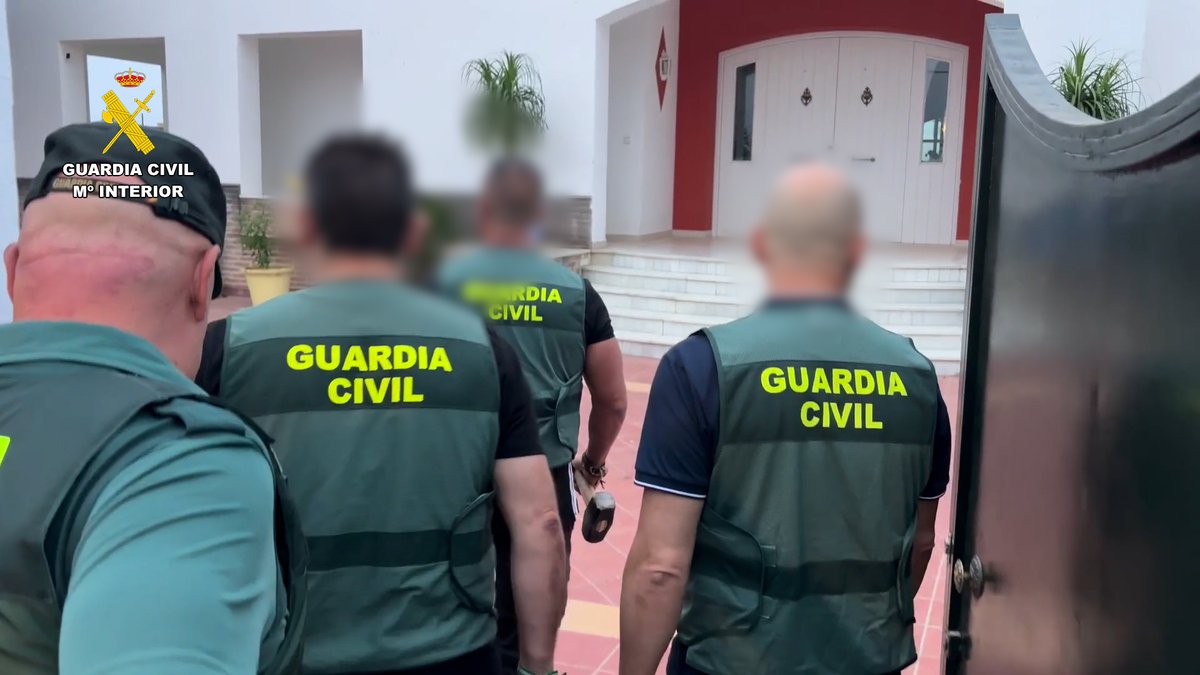 guardiacivil's tweet photo. #OperacionesGC | Detenido por estafar más de un millón y medio de euros a productores y agricultores de aceituna en las provincias de Sevilla y Huelva.

La Guardia Civil ha recogido ya las denuncias que afectan a 258 agricultores y productores aceituneros, con pérdidas que alcanzan 1.765.220 euros.

La aceituna habría sido vendida y cobrada, pero el dinero no llegó a sus productores, emitiendo pagarés que fueron devueltos por falta de fondos.

#GuardiaCivil