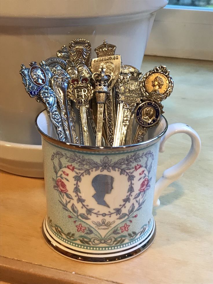 gothicornate_'s tweet photo. a little collection of history, places, and memories tucked into the prettiest spoons https://t.co/4K3HQ1AiRc