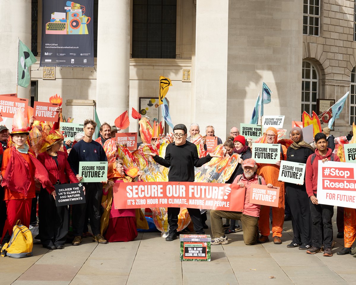 zerohour_uk's tweet photo. 🐝 Today Zero Hour campaigners handed in our petition to @andyburnham at No.10 North in Manchester, with a clear message: it's time to #SecureOurFuture.
📝 Over 11,000 of you signed, urging Andy not to 'fan the flames' of the climate + nature crisis.
💚 https://t.co/8xpiCxVOuP https://t.co/ltvEgrhShw