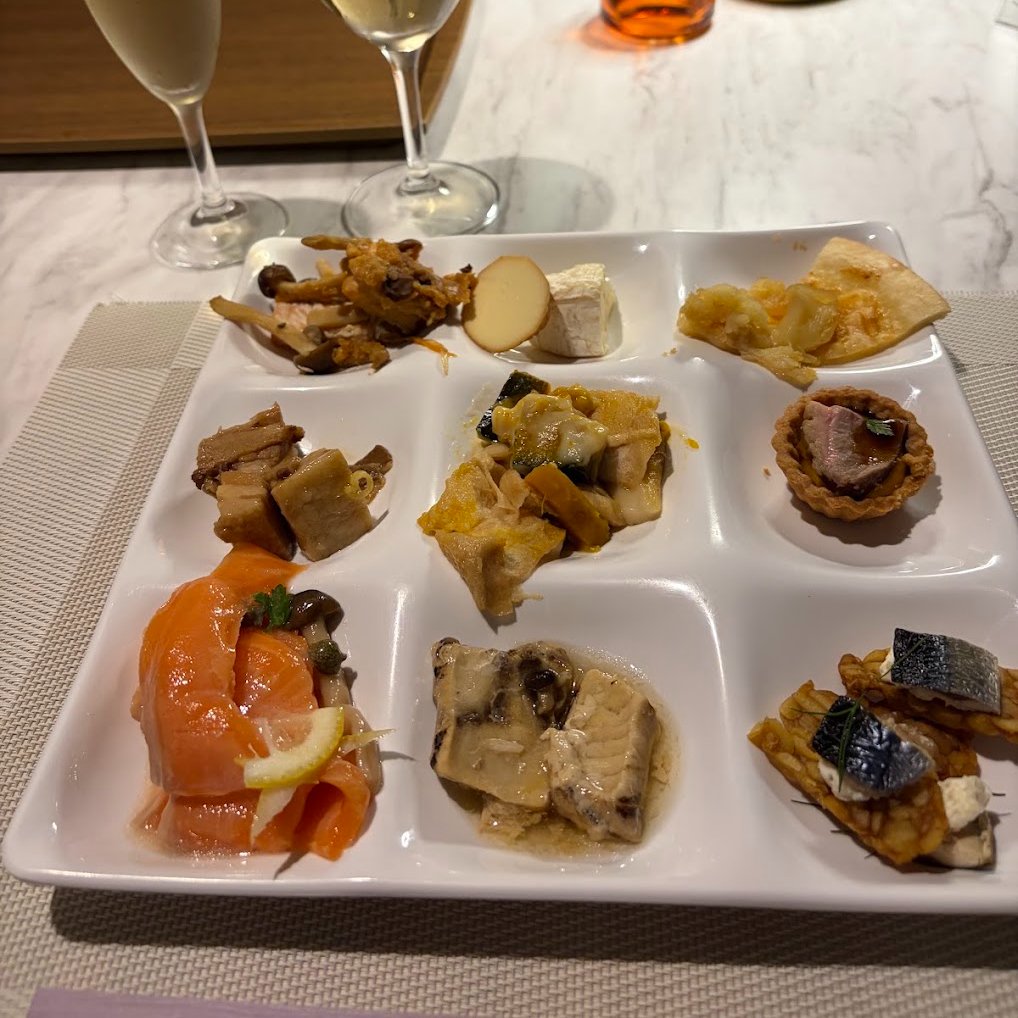 traveorg's tweet photo. 朝食をメイン選択式なビュッフェ夕食90分(差額発生)に振替

美味しいのだ😀

エリートメンバーはフリーフローのドリンク無料なので、差額の2000円でこの質なら大満足

ただしタダ酒に文句言うつもりはないけど、お酒はプリンス宝ヶ池と同レベルやな😅 https://t.co/QFpZTuacqW