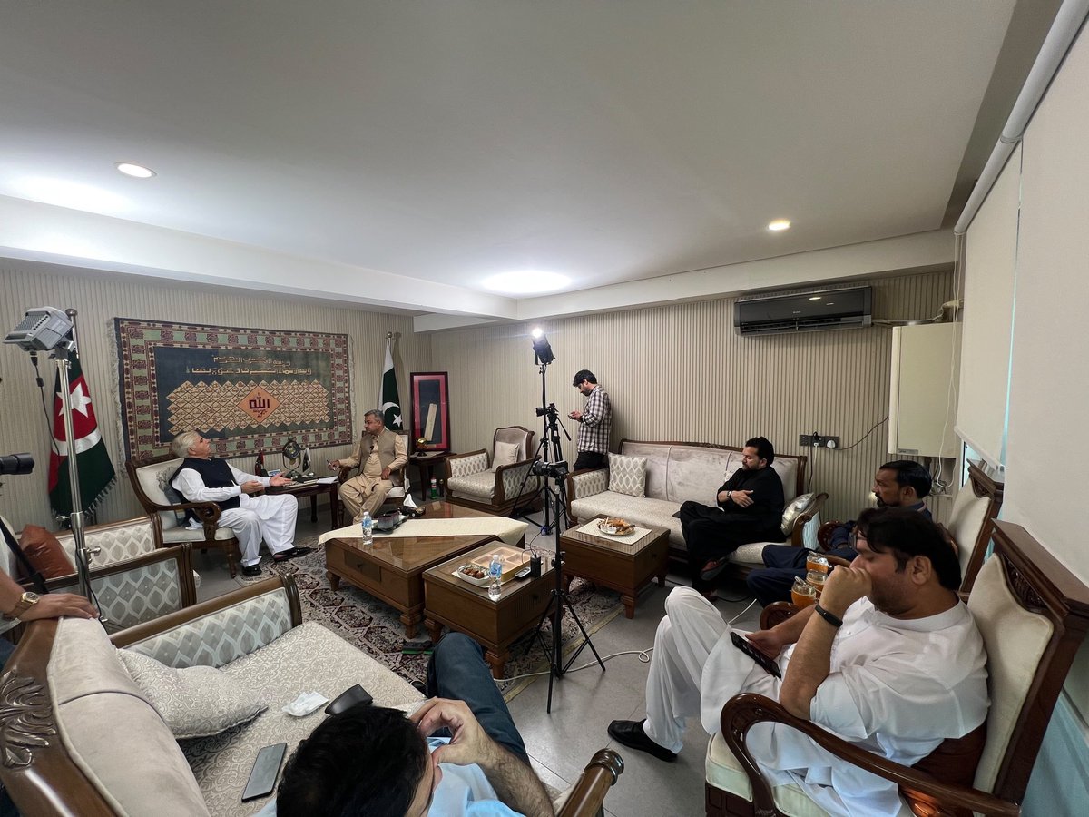IMMahmoodKhan's tweet photo. اسلام آبادمیں سینئرصحافی لحاظ علی کےساتھ خصوصی گفتگوجس میں ملکی سیاسی صورتحال، ترقیاتی امور اور امن و امان کی صورتحال سمیت اہم قومی و صوبائی معاملات پر تفصیلی تبادلۂ خیال کیا گیا https://t.co/Eds1vOFbGU