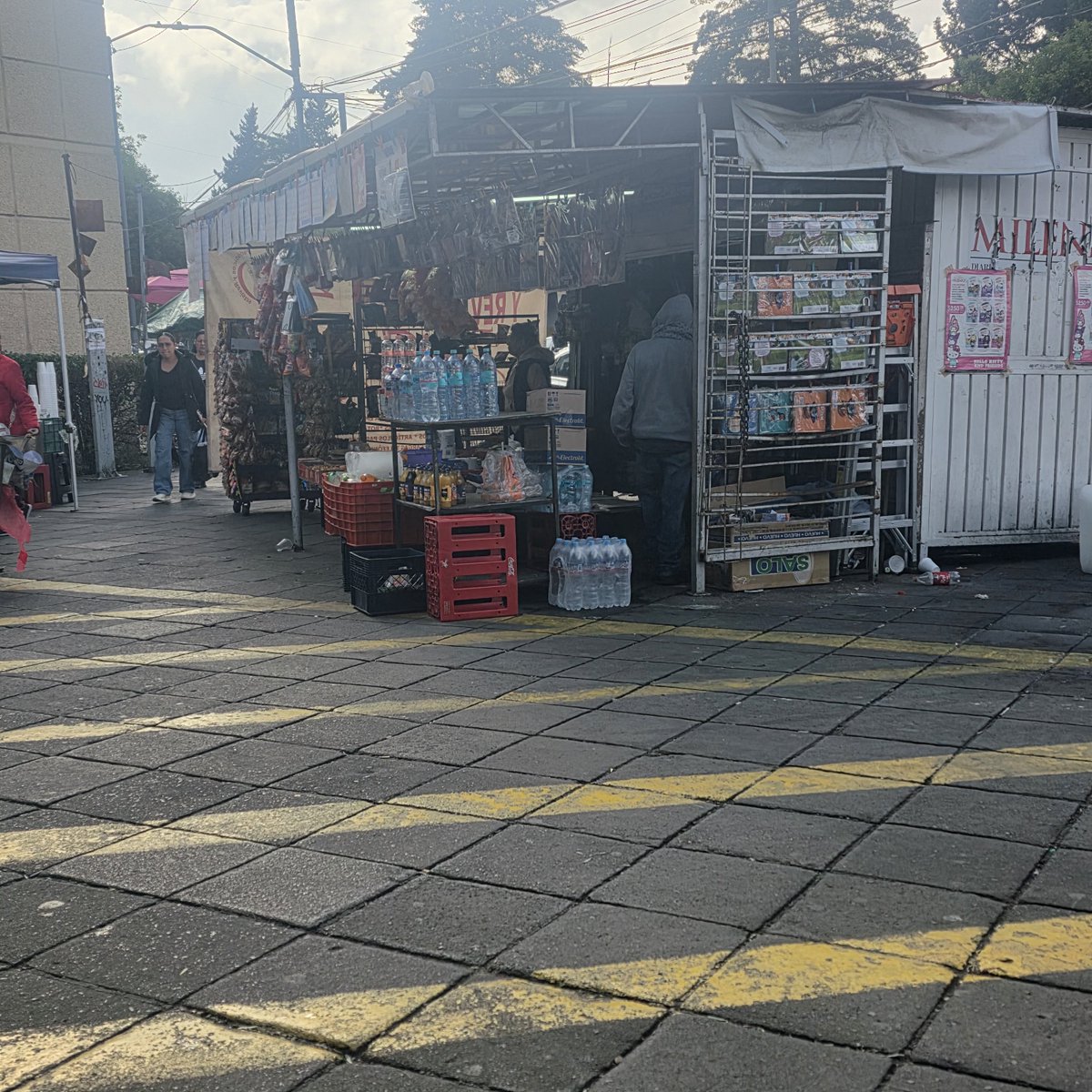 06mikey's tweet photo. @AlcCuauhtemocMx segun local voceadores vende de todo es micelane menos periódico media banqueta se roba la luz y aqui nompasa nada frente al centro medico m https://t.co/AzO9EGXak7